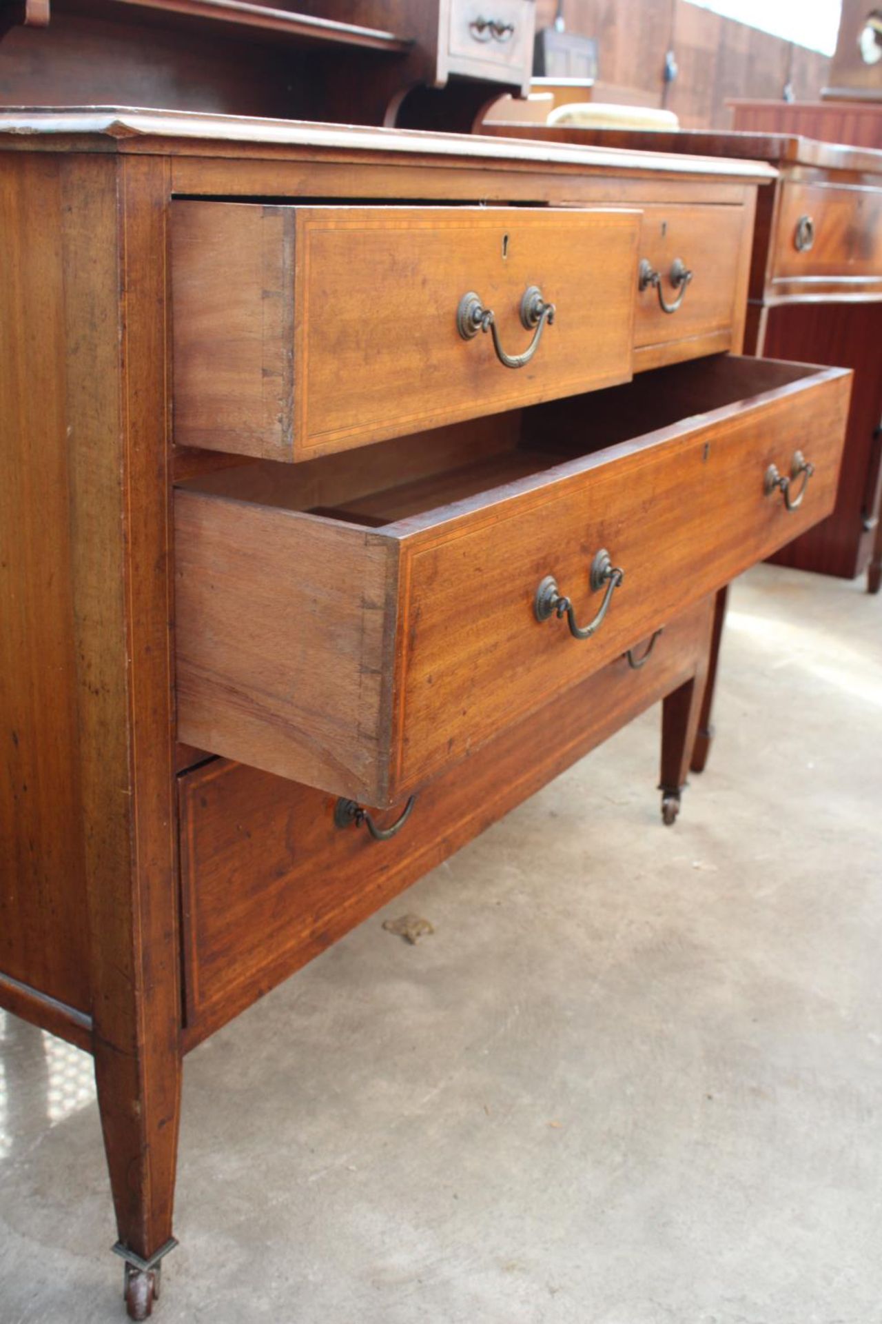 AN EDWARDIAN MAHOGANY AND INLAID DRESSING CHEST, 42" WIDE - Image 4 of 4