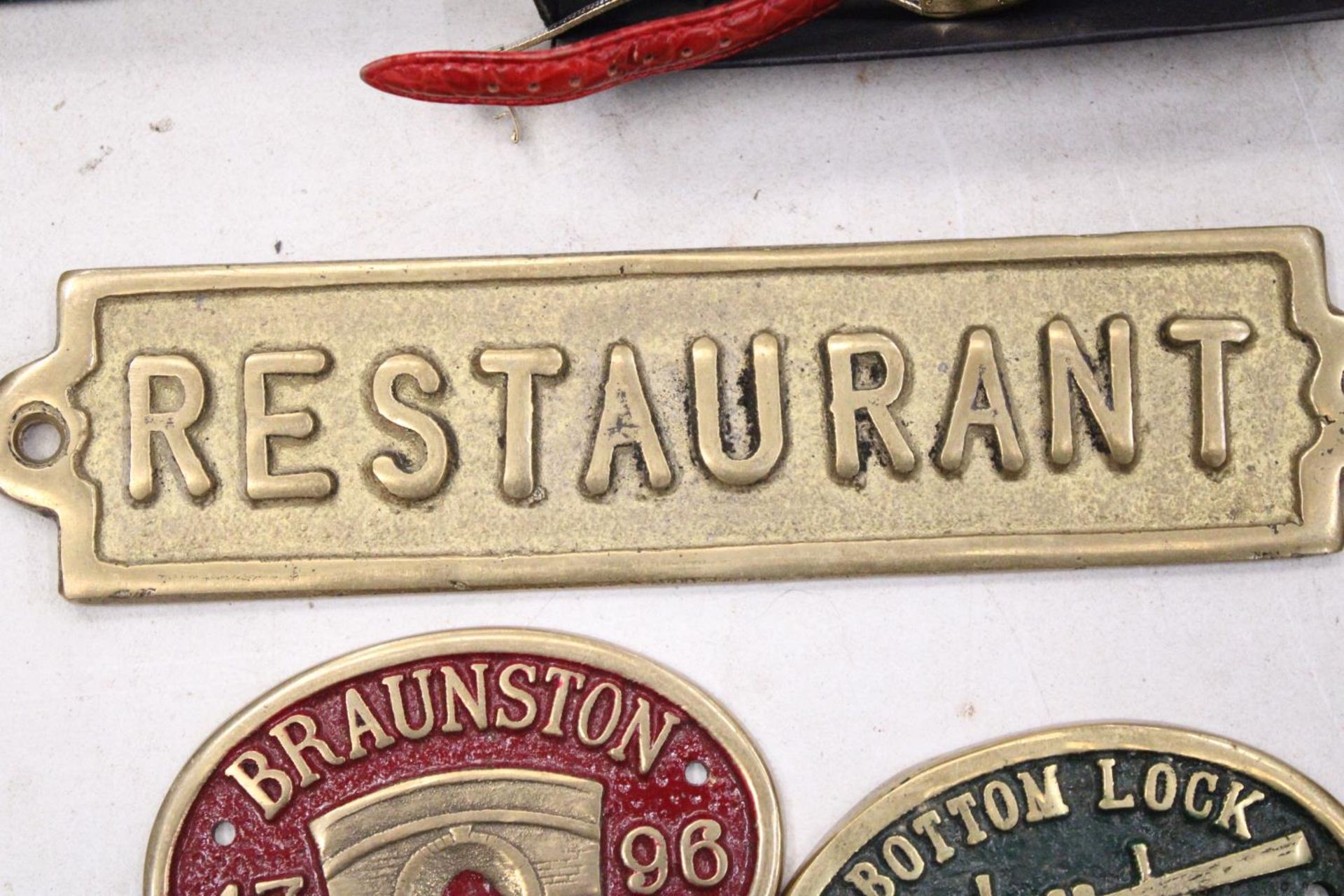 THREE BRASS SIGNS TO INCLUDE, RESTAURANT, BOTTOM LOCK, BRAUNSTON AND BRAUNSTON TUNNEL - Image 2 of 4