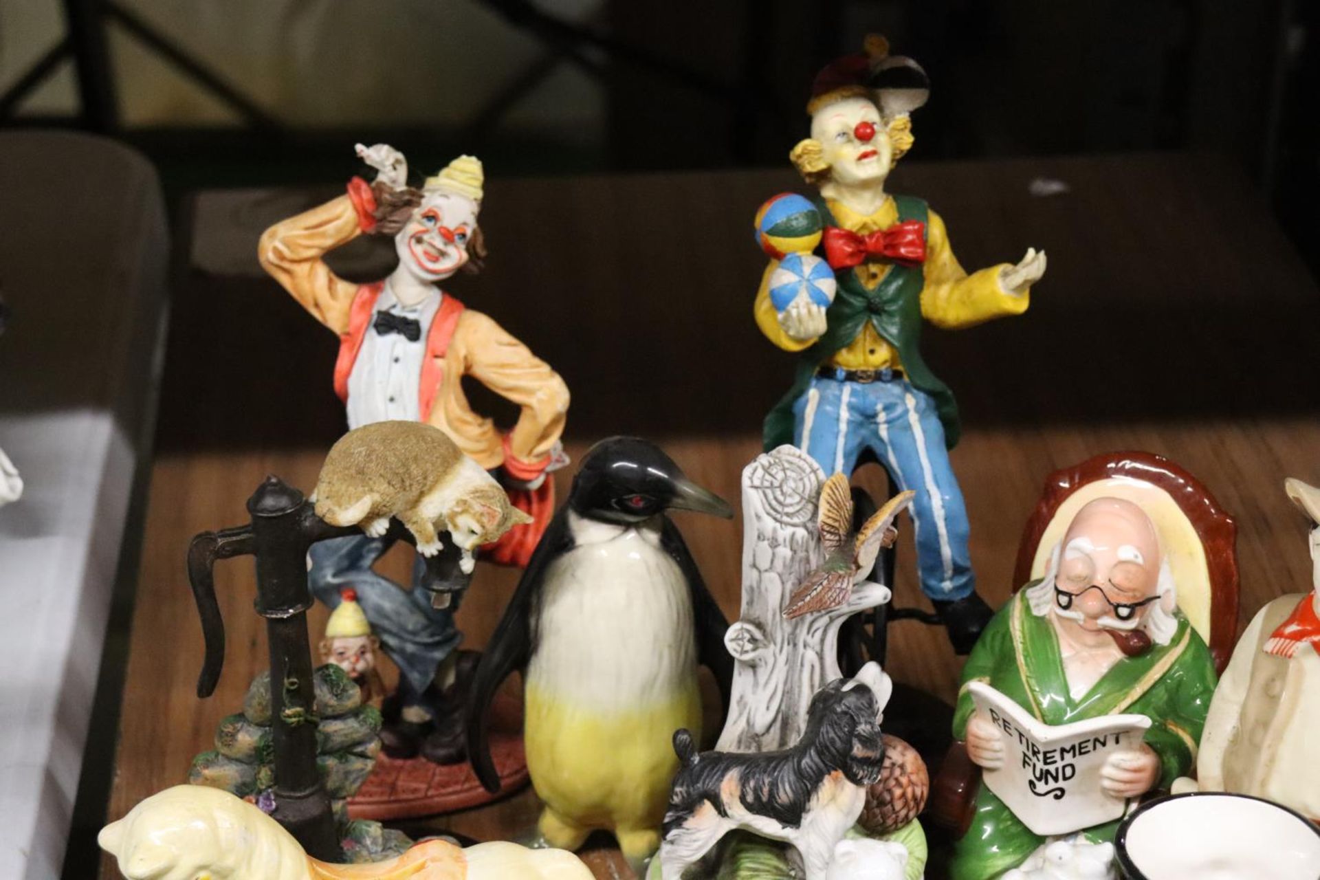 A COLLECTION OF FIGURES TO INCLUDE DOGS, RABBITS, A PENGUIN, STAFFORDSHIRE STYLE, CLOWNS, ETC - Image 5 of 7