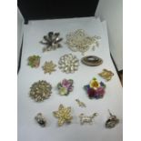 A QUANTITY OF BROOCHES