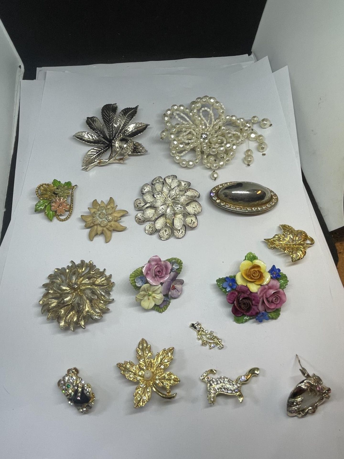 A QUANTITY OF BROOCHES