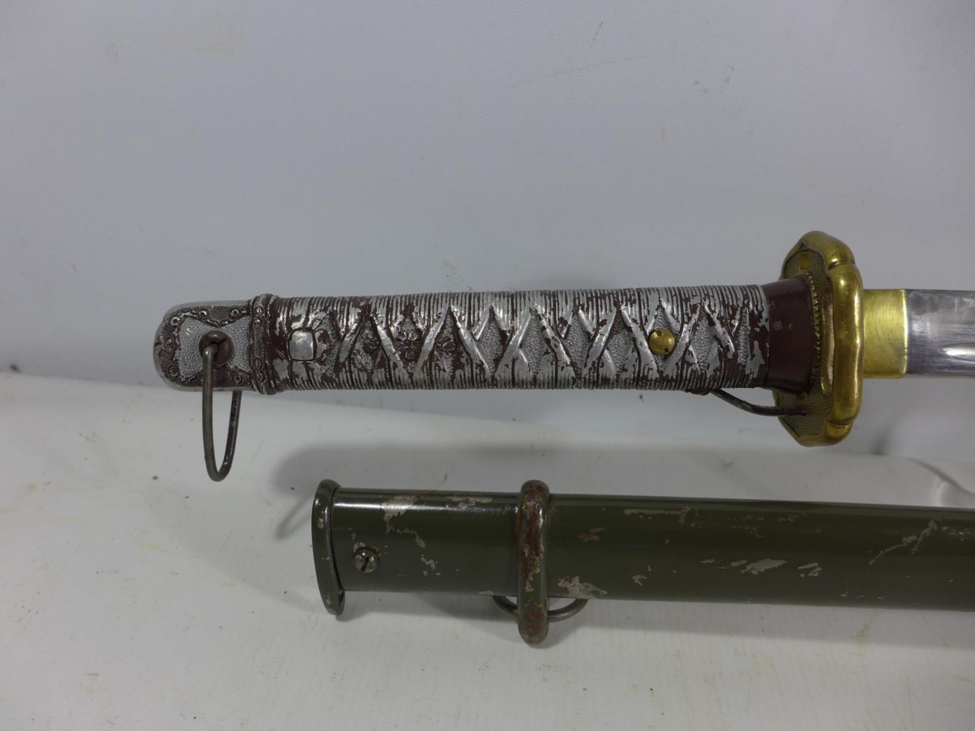 A MID 20TH CENTURY JAPANSES NCO'S SWORD AND SCABBARD, 70CM BLADE, LENGTH 96CM - Image 2 of 12
