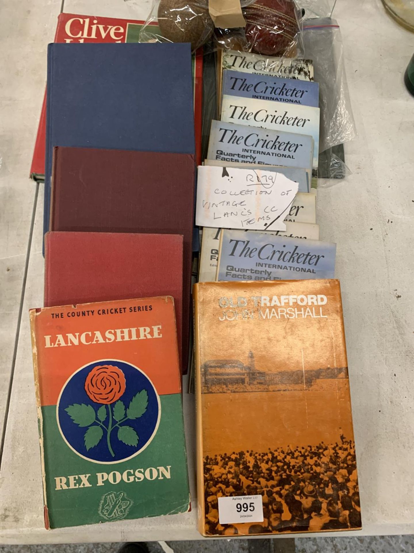 A COLLECTION OF VINTAGE LANCASHIRE CRICKET CLUB ITEMS TO INCLUDE BOOKS, A SIGNED 1948 PHOTO AND - Image 3 of 3