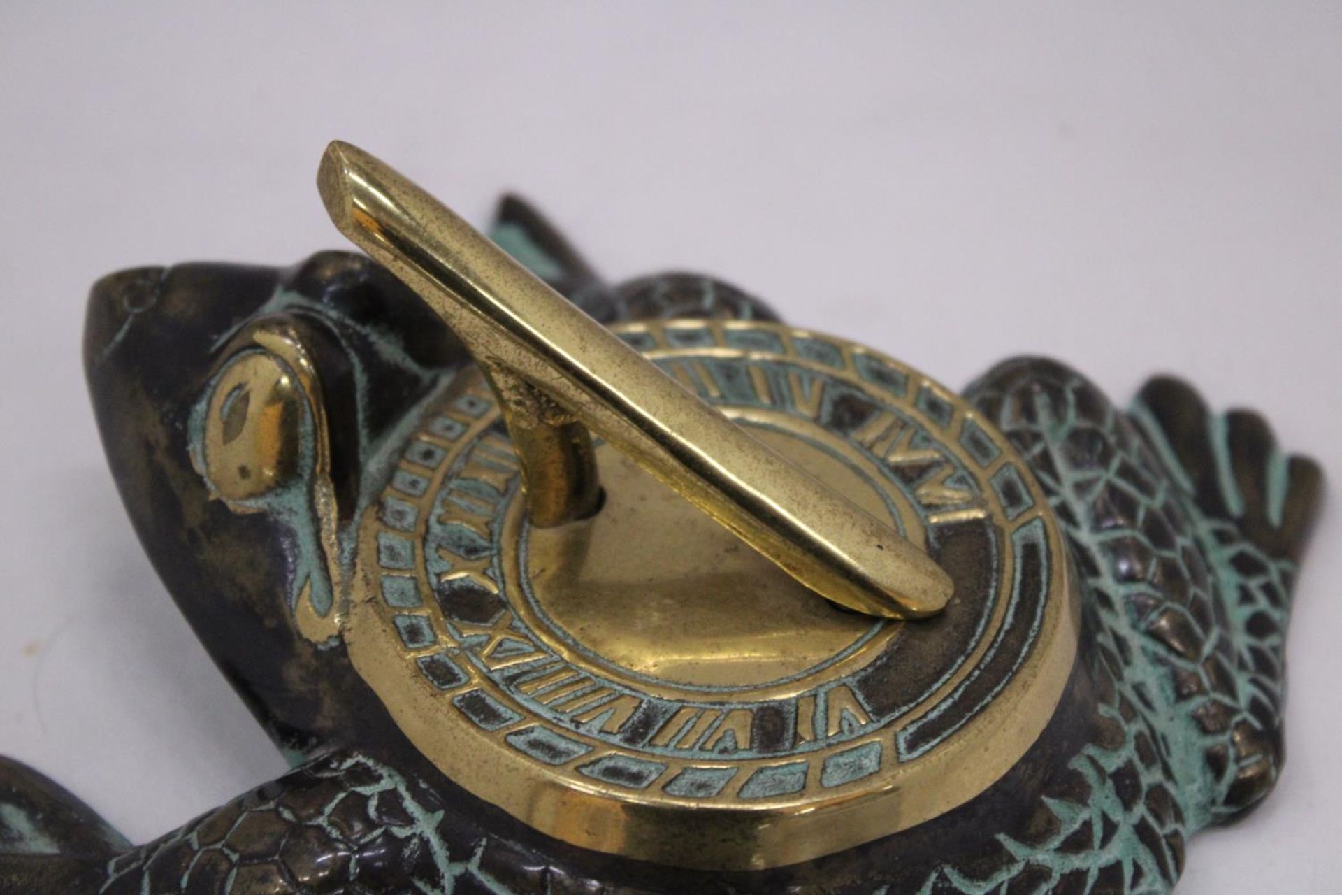 A VERY HEAVY LARGE BRASS AND BRONZE FROG SUNDIAL - Image 5 of 5