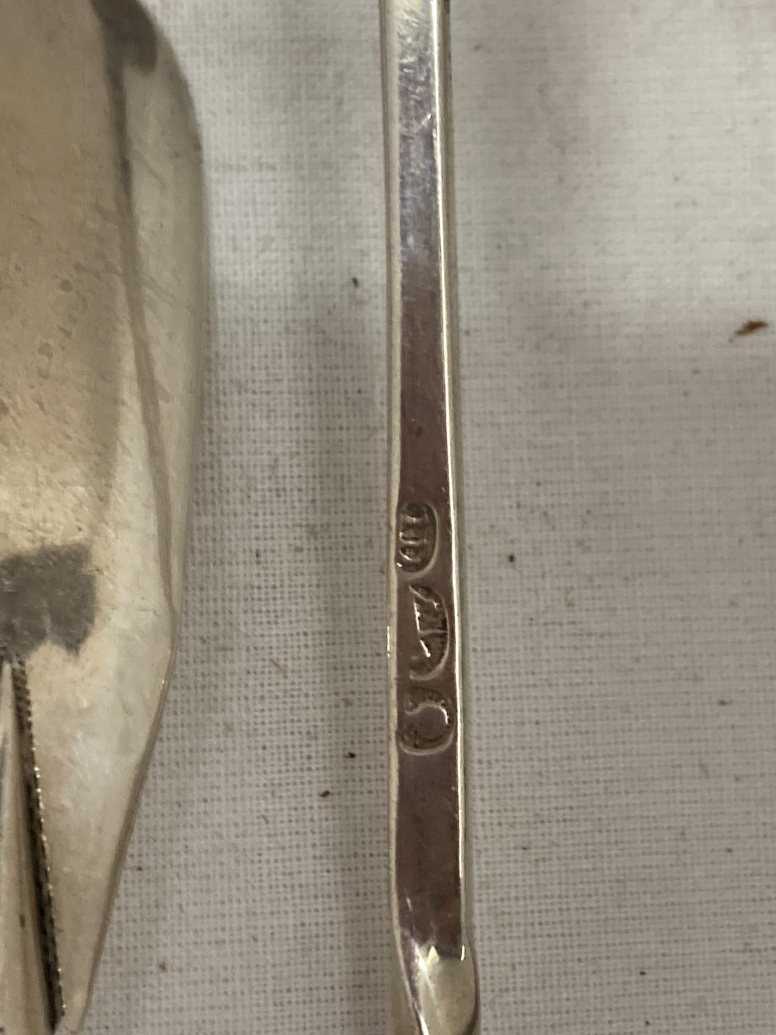 SEVEN SILVER ITEMS TO INCLUDE HALLMARKED SHEFFIELD SILVER HANDLED KNIFE AND CAKE SLICE, A GEORGIAN - Image 6 of 7