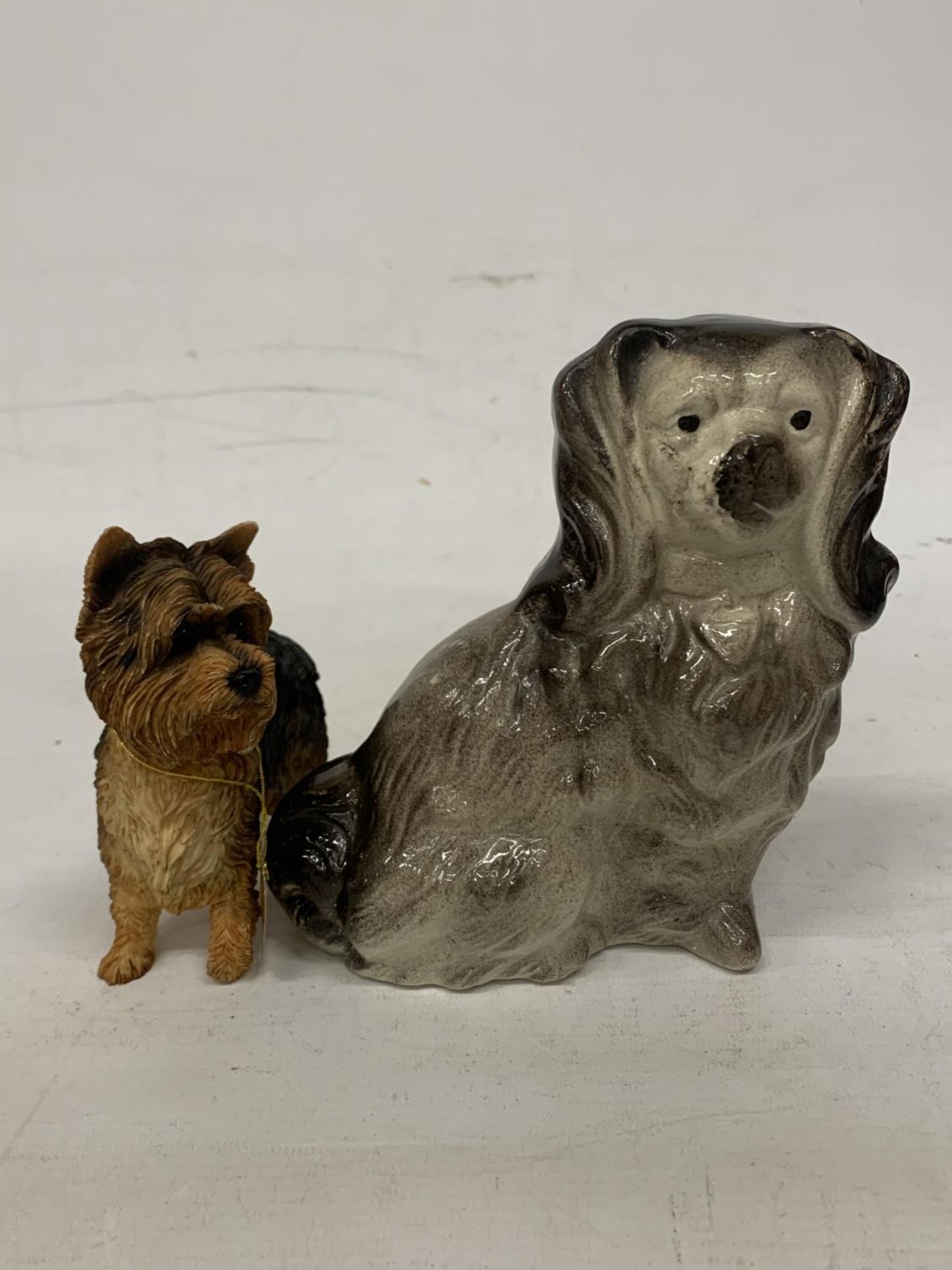 A FIGURE OF A MANTLE BLACK SPANIEL DOG AND A FURTHER LEONARD COLLECTION FIGURE OF A YORKSHIRE - Bild 2 aus 3