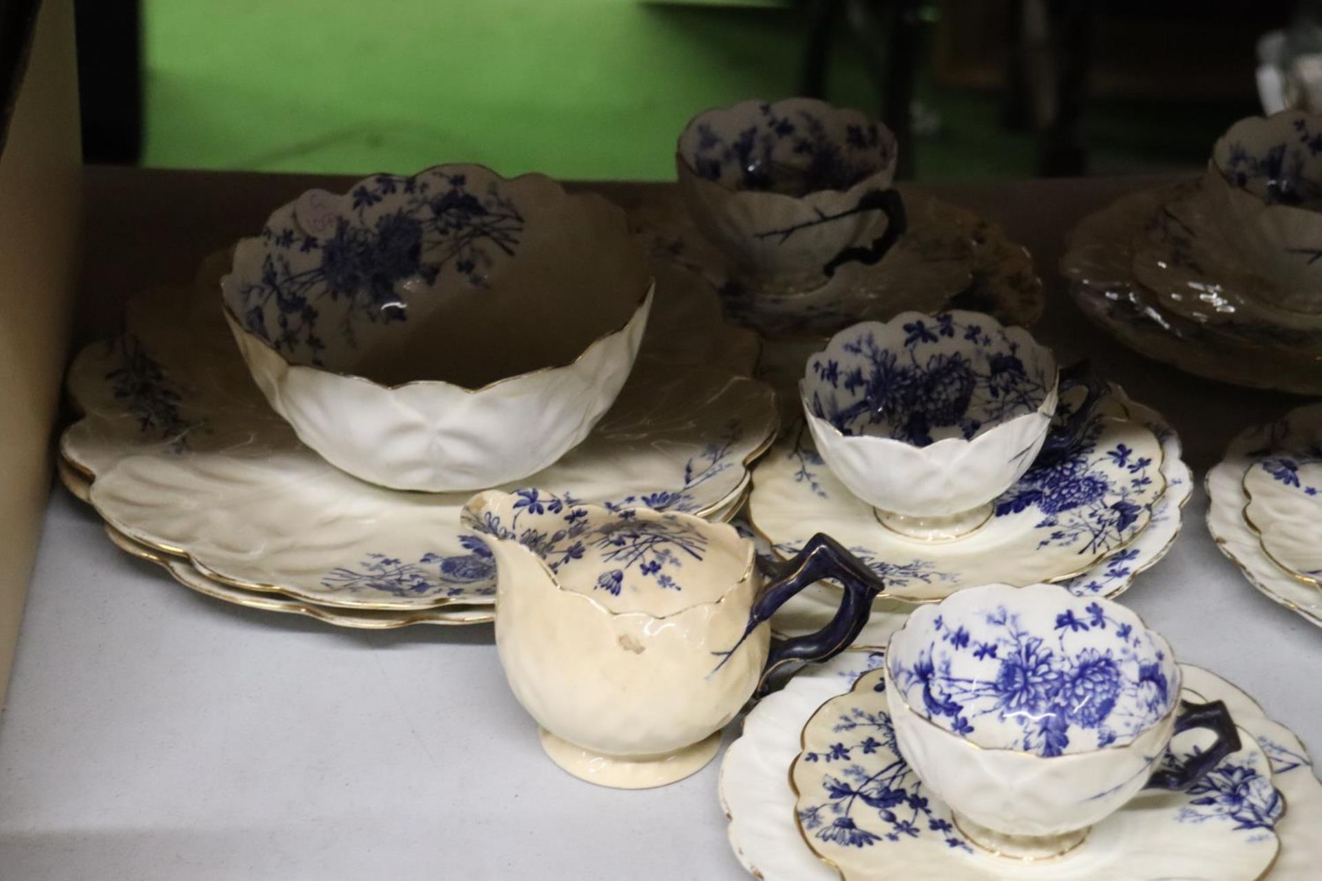 A VINTAGE CHINA TEASET SET, WITH BLUE AND WHITE PATTERN AND FLUTED EDGES, TO INCLUDE CAKE PLATES, - Image 3 of 5