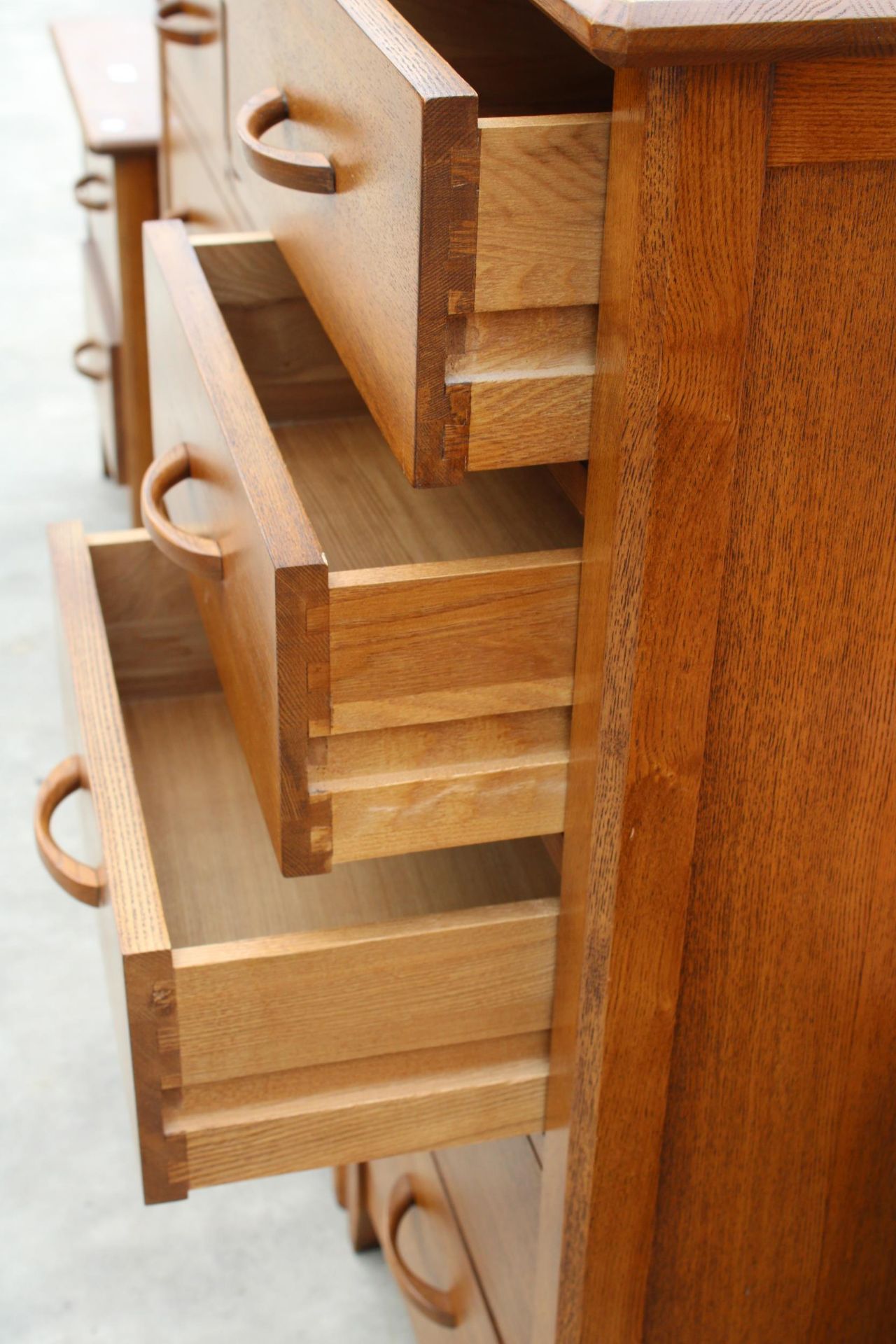 A MODERN OAK CHEST OF FIVE DRAWERS, 20" WIDE - Image 3 of 3