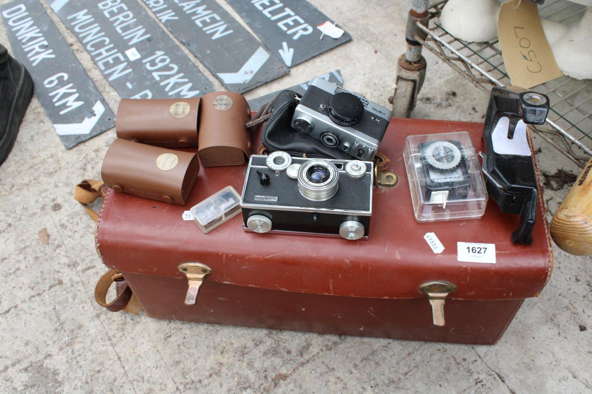 AN ASSORTMENT OF PHOTOGRAPHY EQUIPMENT TO INCLUDE A ROLLEI CAMERA AND AN ARGUS CAMERA ETC
