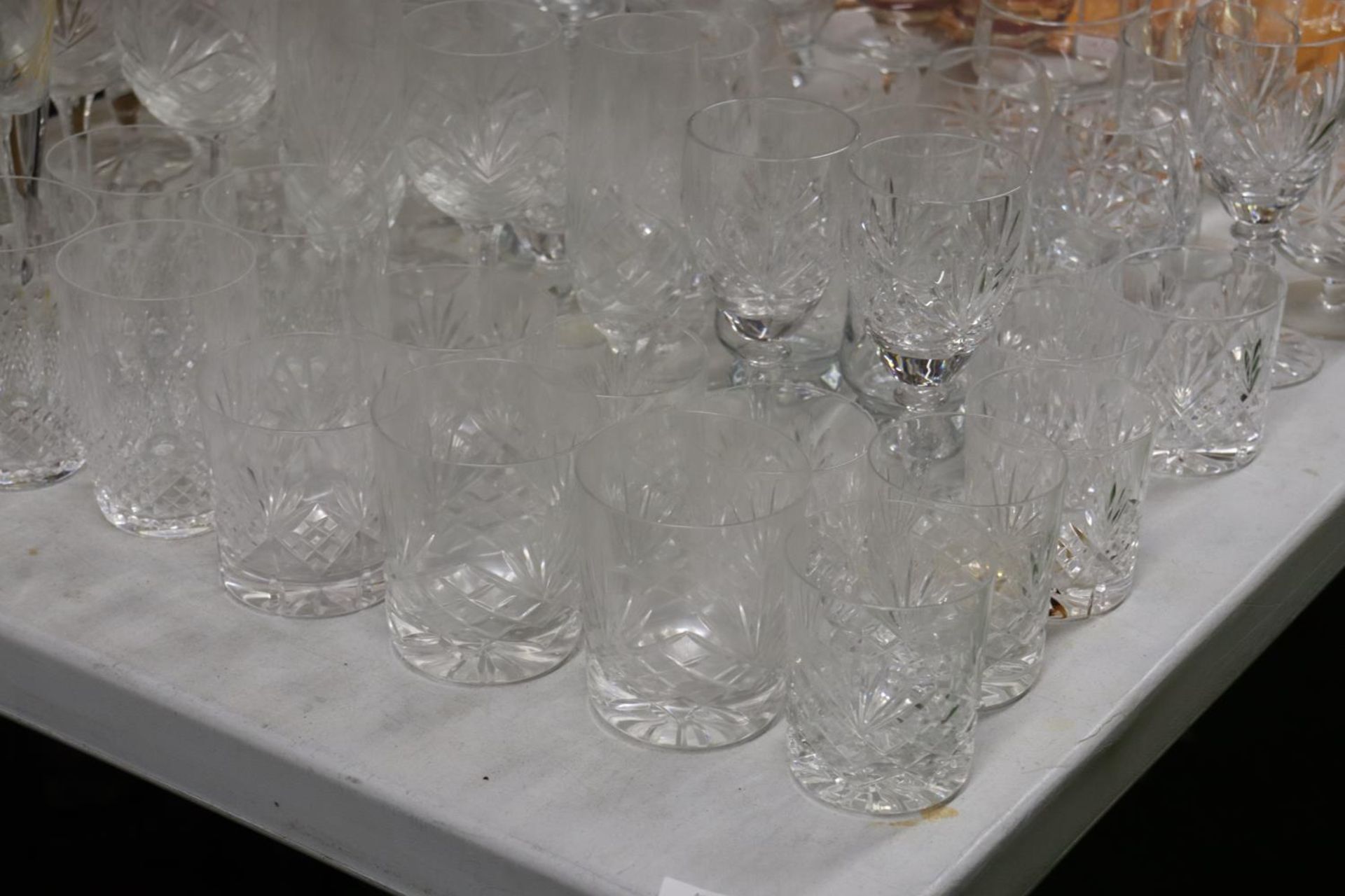 A LARGE QUANTITY OF GLASSES TO INCLUDE CHAMPAGNE FLUTES, WINE, SHERRY, TUMBLERS, DESSERT BOWLS, ETC - Image 2 of 6