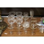 A MIXED LOT OF GLASSWARE TO INCLUDE COCKTAIL GLASSES, WINE GLASSES ETC