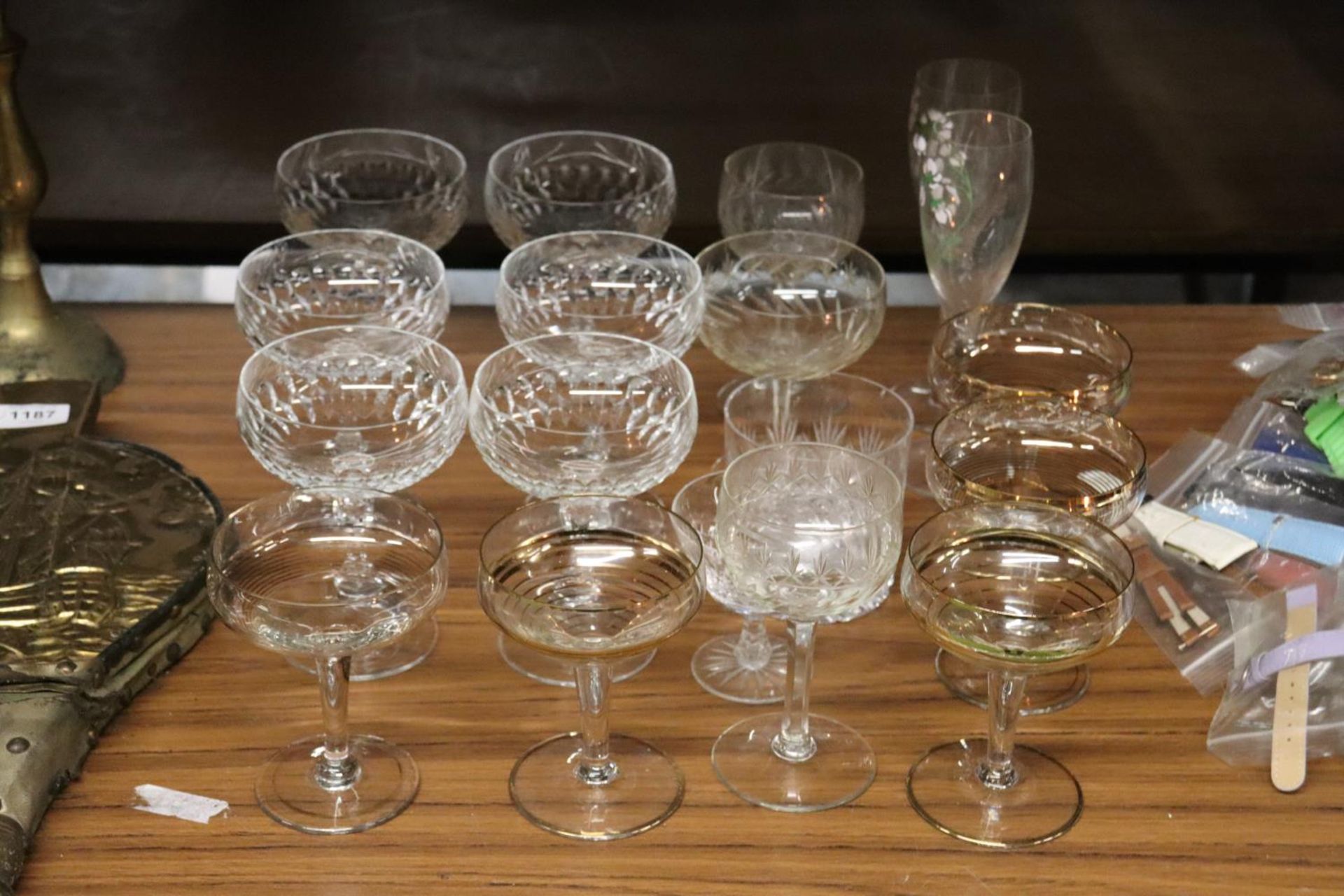 A MIXED LOT OF GLASSWARE TO INCLUDE COCKTAIL GLASSES, WINE GLASSES ETC