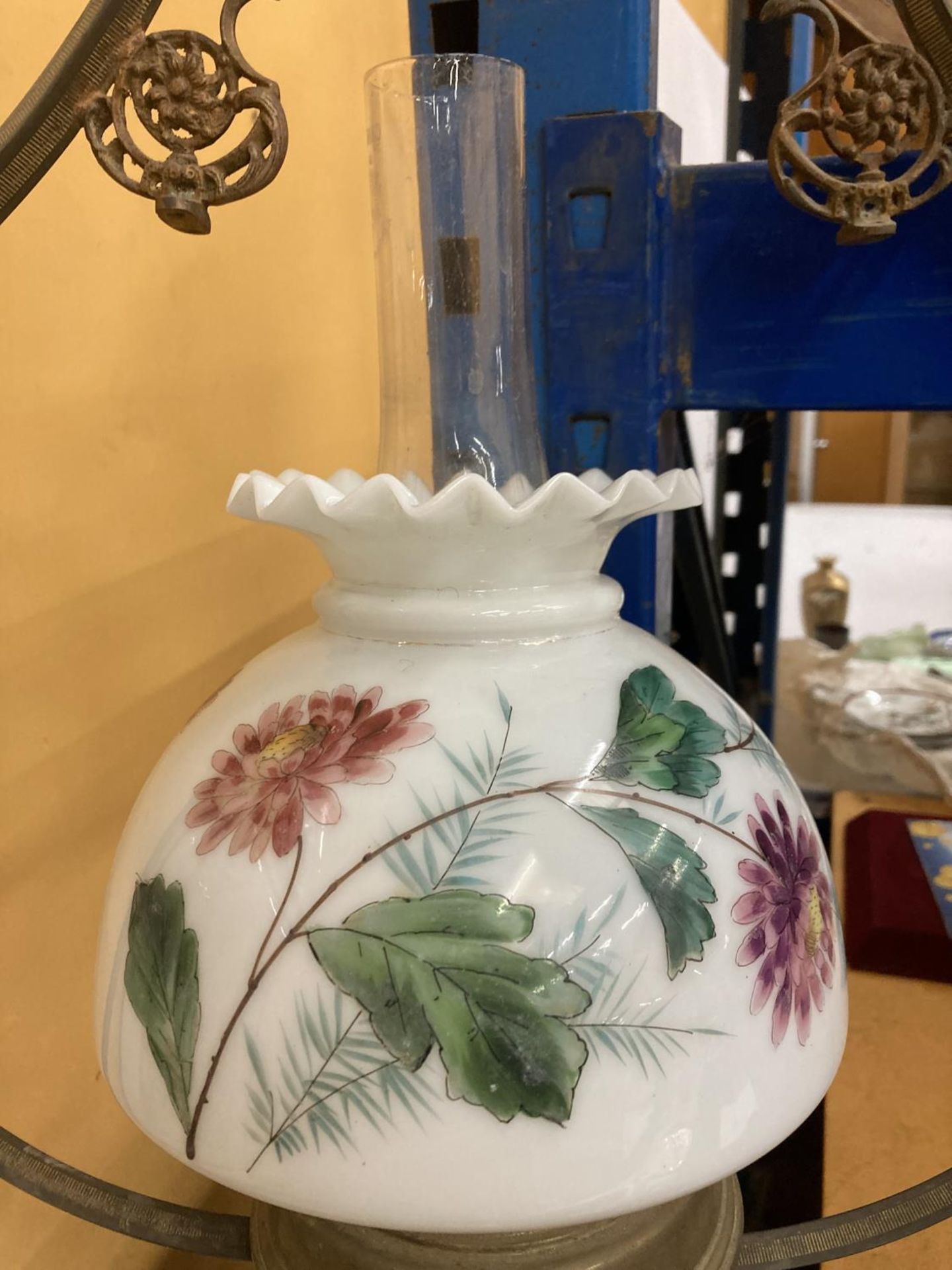 A VINTAGE HANGING OIL LAMP WITH PAINTED GLASS SHADE AND FLAMINGO DECORATION - Image 3 of 5