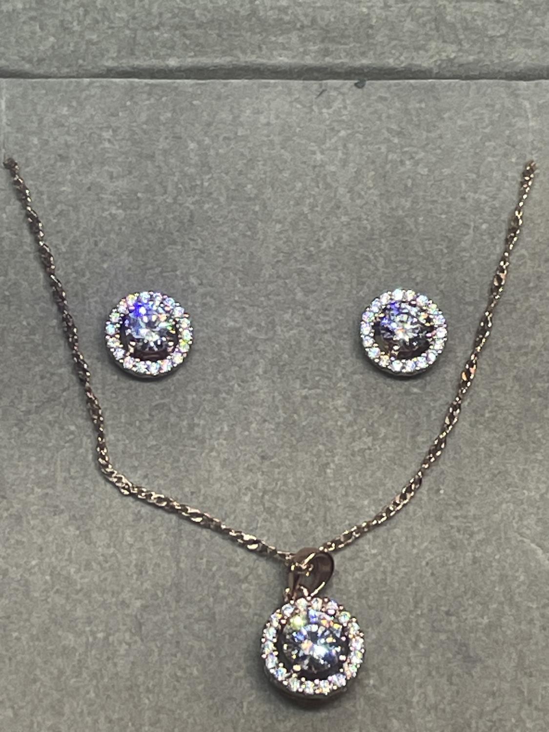 A SILVER GILT NECKLACE SET IN A PRESENTATION BOX - Image 2 of 3