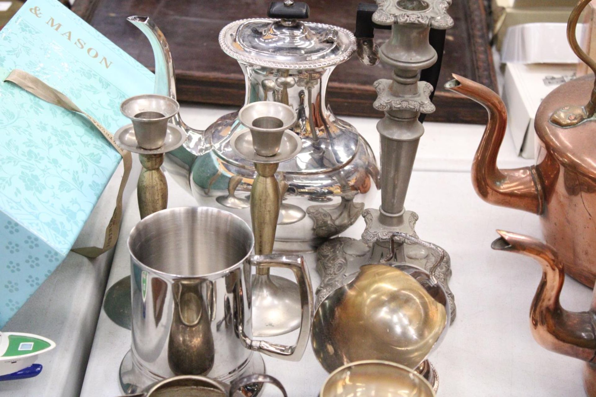 A LARGE QUANTITY OF SILVER PLATED ITEMS TO INCLUDE CANDLESTICKS, A KETTLE, A TANKARD, JUGS, BOWLS, - Bild 4 aus 6