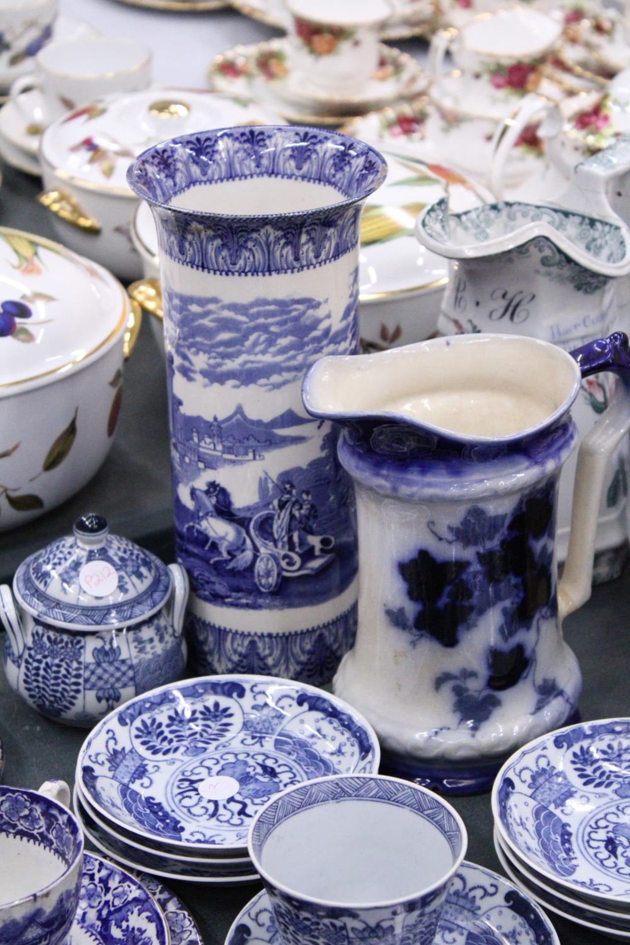 A LARGE QUANTITY OF ORIENTAL STYLE BLUE AND WHITE TO INCLUDE CUPS,SAUCERS,SIDE PLATES PLUS A JUG AND - Bild 2 aus 6