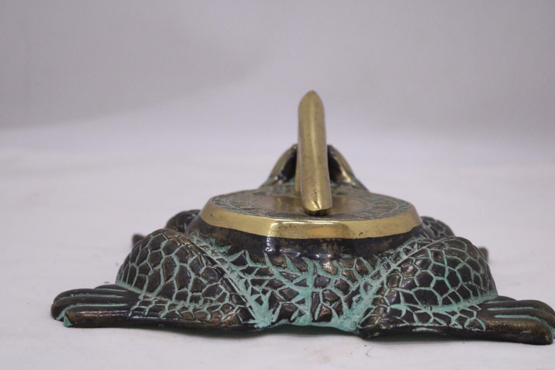 A VERY HEAVY LARGE BRASS AND BRONZE FROG SUNDIAL - Image 4 of 5