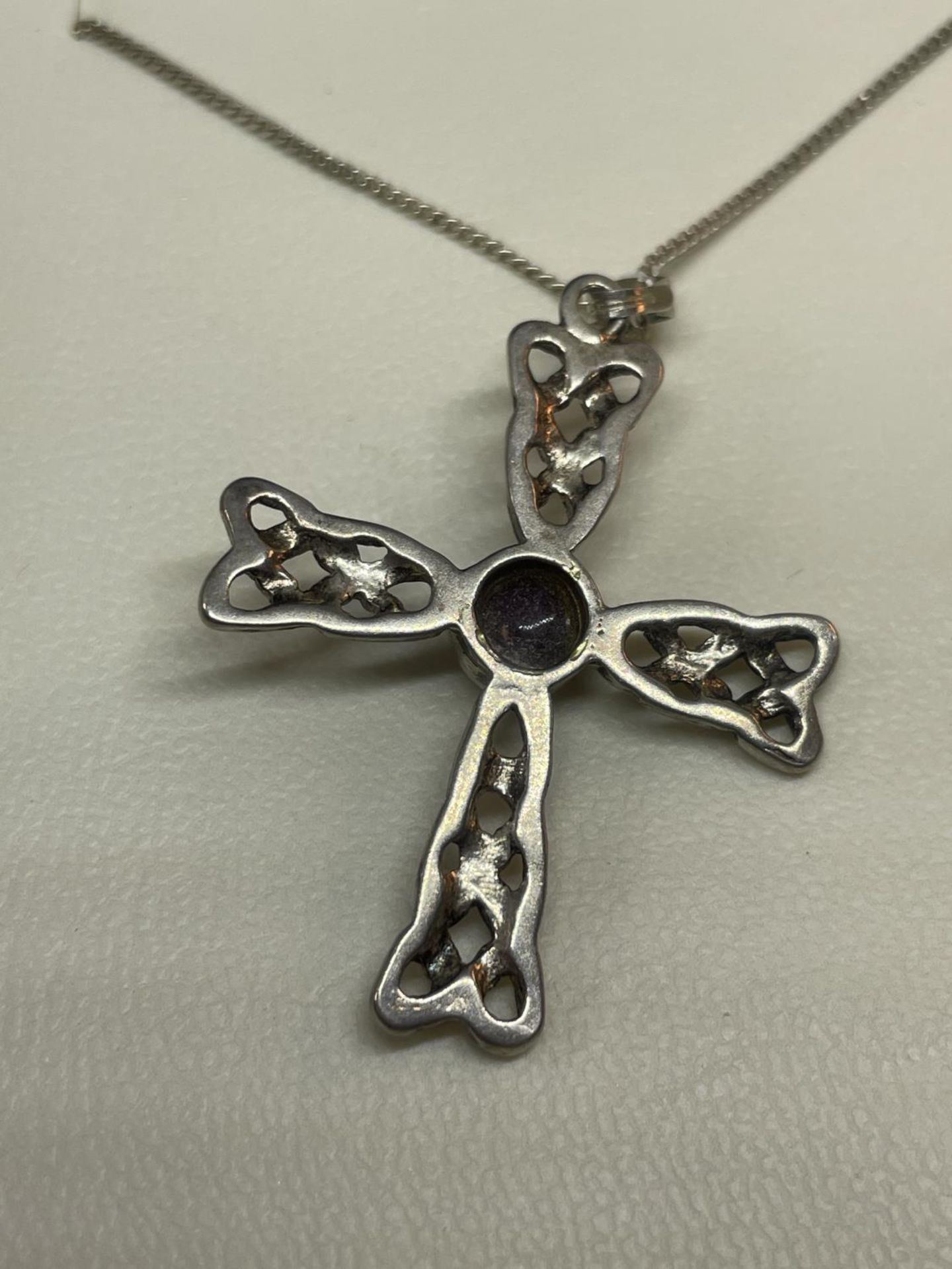 A SILVER CHAIN AND CRUCIFIX IN A PRESENTATION BOX - Image 3 of 3