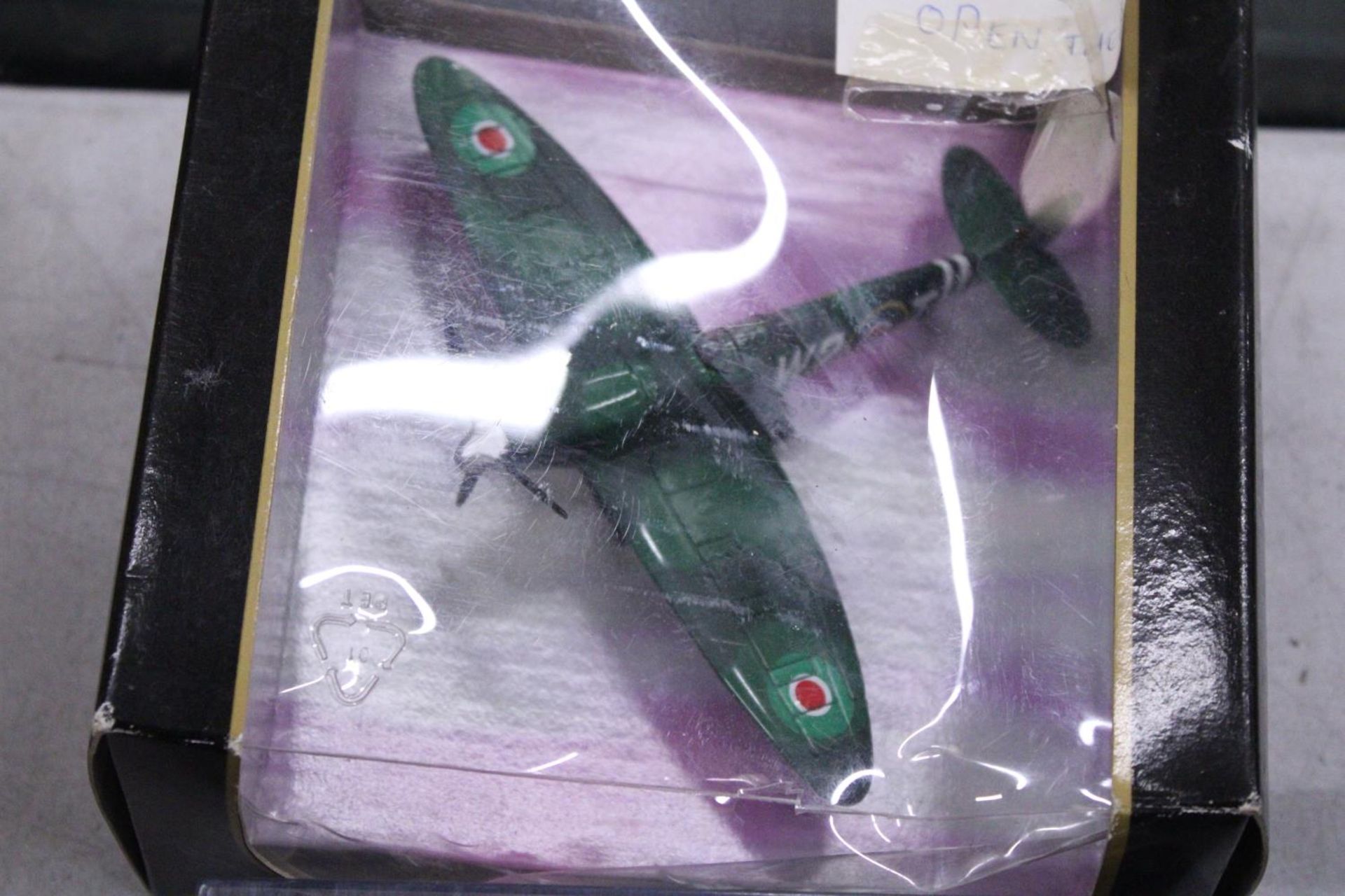 A QUANTITY OF MILITARY MODEL PLANES AND TANKS, ETC - Bild 5 aus 7