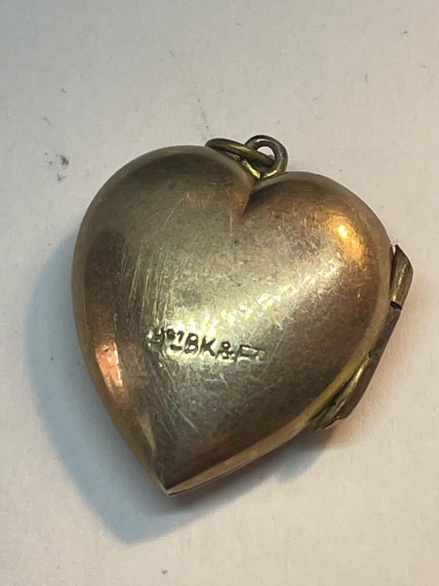 A 9 CARAT GOLD HEART LOCKET WITH VINTAGE PHOTOGRAPHS GROSS WEIGHT 3.28 GRAMS - Image 2 of 4