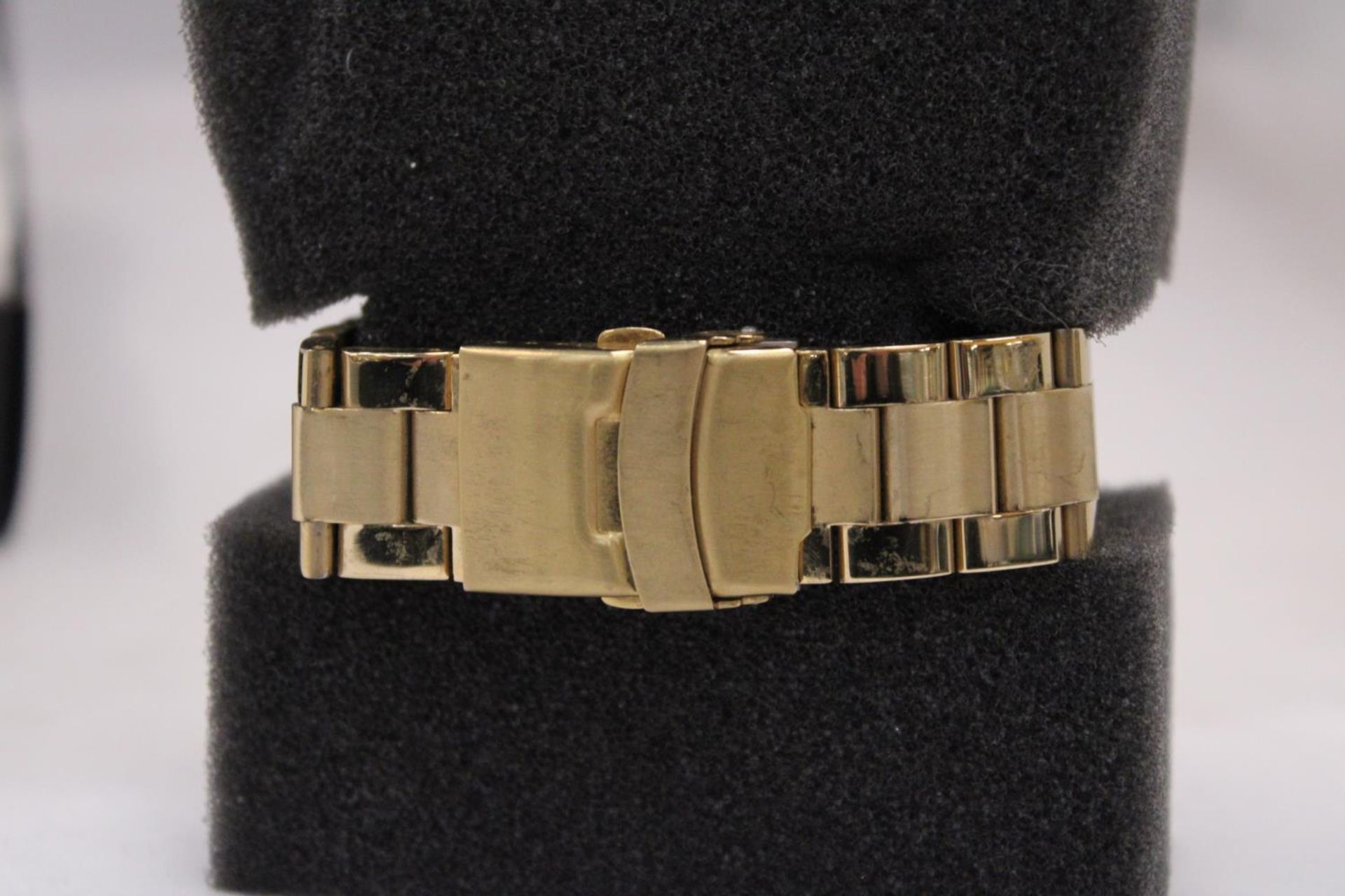 A MICHAEL KORS STYLE GOLD COLOURED WATCH IN PRESENTATION BOX - Image 4 of 5