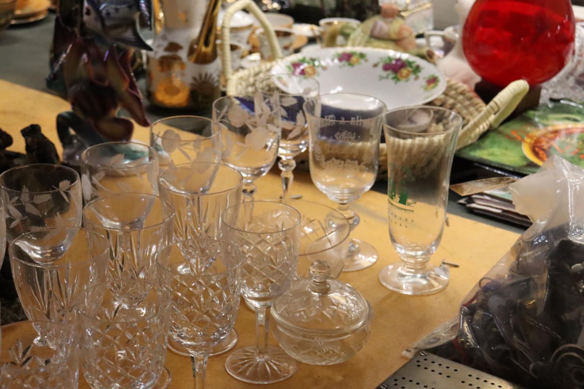 A COLLECTION OF GLASSES TO INCLUDE ETCJED WINE GLASSES, SHERRY, ETC - Image 4 of 4
