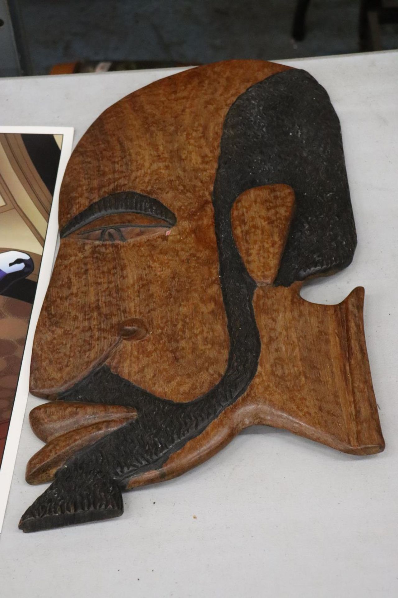 A PAIR OF LARGE CARVED WOODEN HEADS, IN THE STYLE OF PICASSO, 48CM X 26CM - Bild 4 aus 5