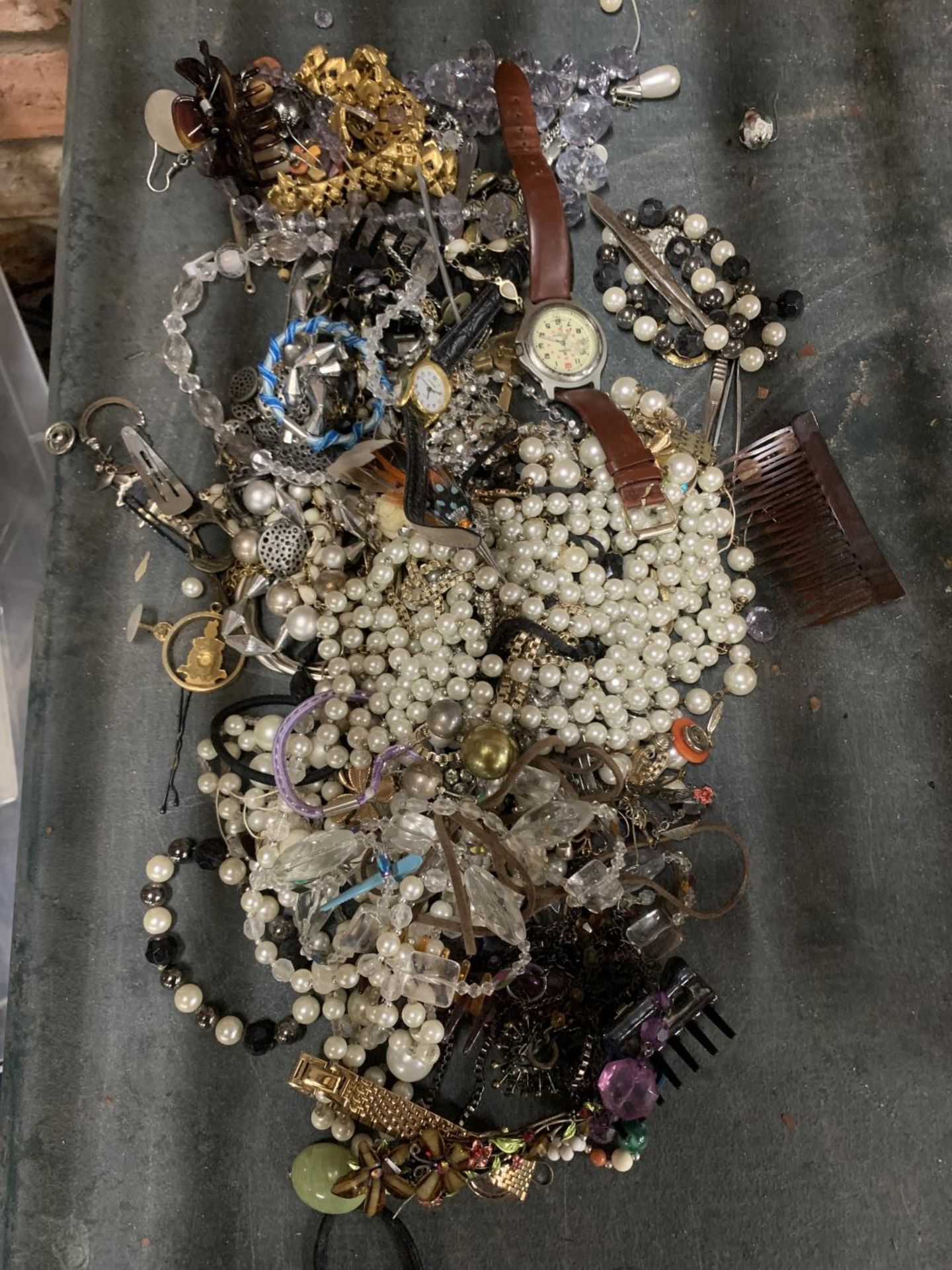 A QUANTITY OF COSTUME JEWELLERY TO INCLUDE NECKLACES, EARRINGS, BROOCHES ETC