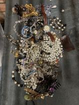 A QUANTITY OF COSTUME JEWELLERY TO INCLUDE NECKLACES, EARRINGS, BROOCHES ETC