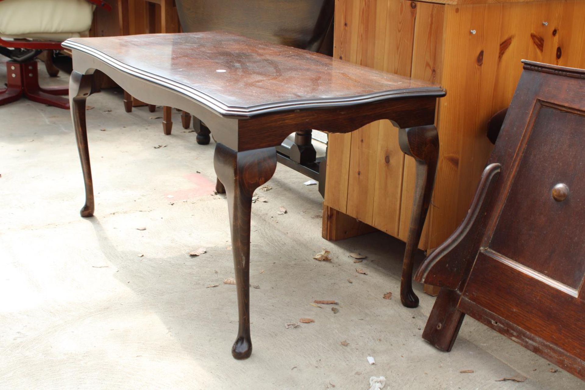 A MODERN COFFEE TABLE AND SIDEBOARD MIRROR BACK - Bild 3 aus 4