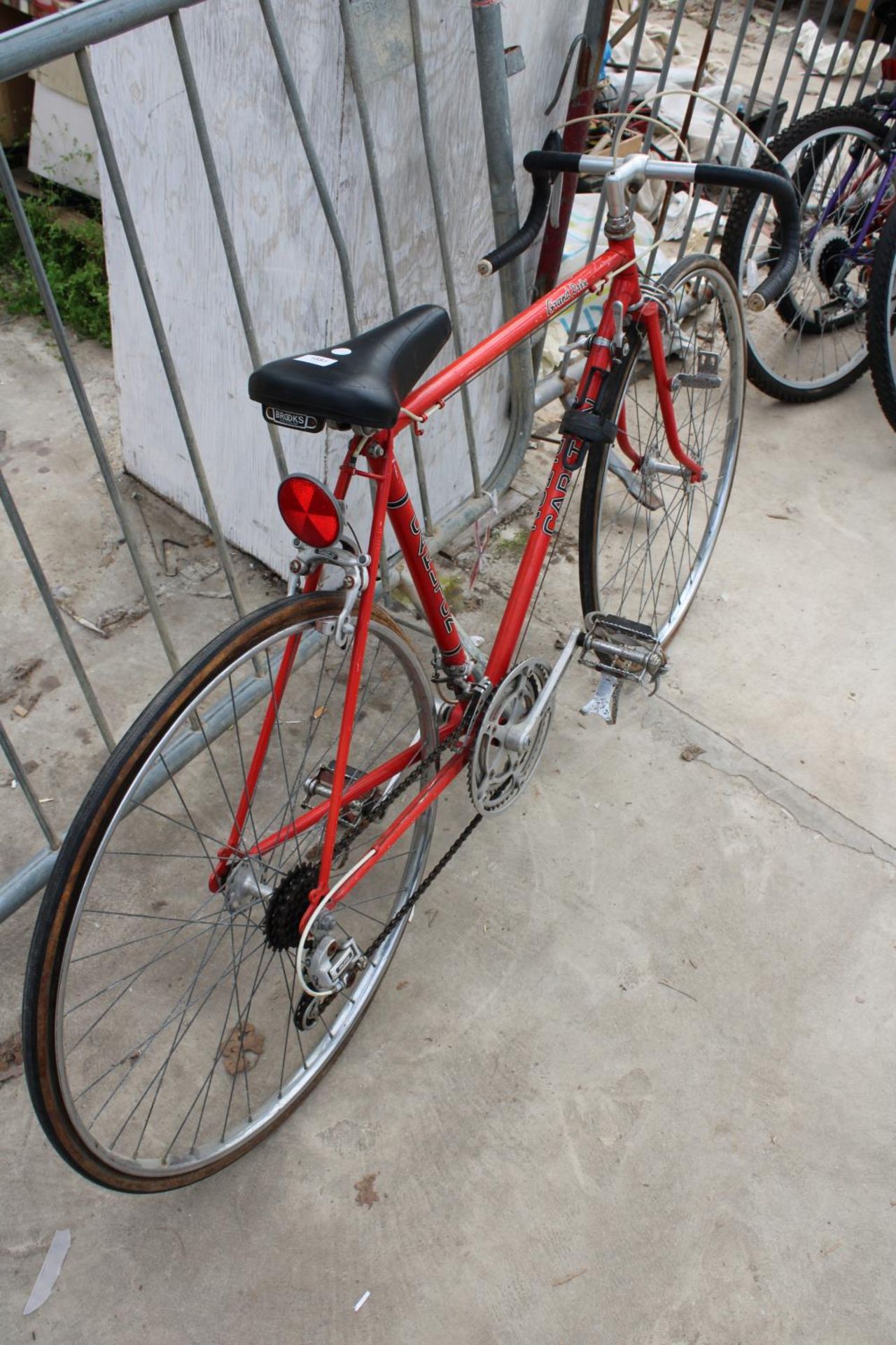 A VINTAGE CARLTON GRAND PRIX ROAD RACING BIKE WITH 10 SPEED GEAR SYSTEM - Image 2 of 3