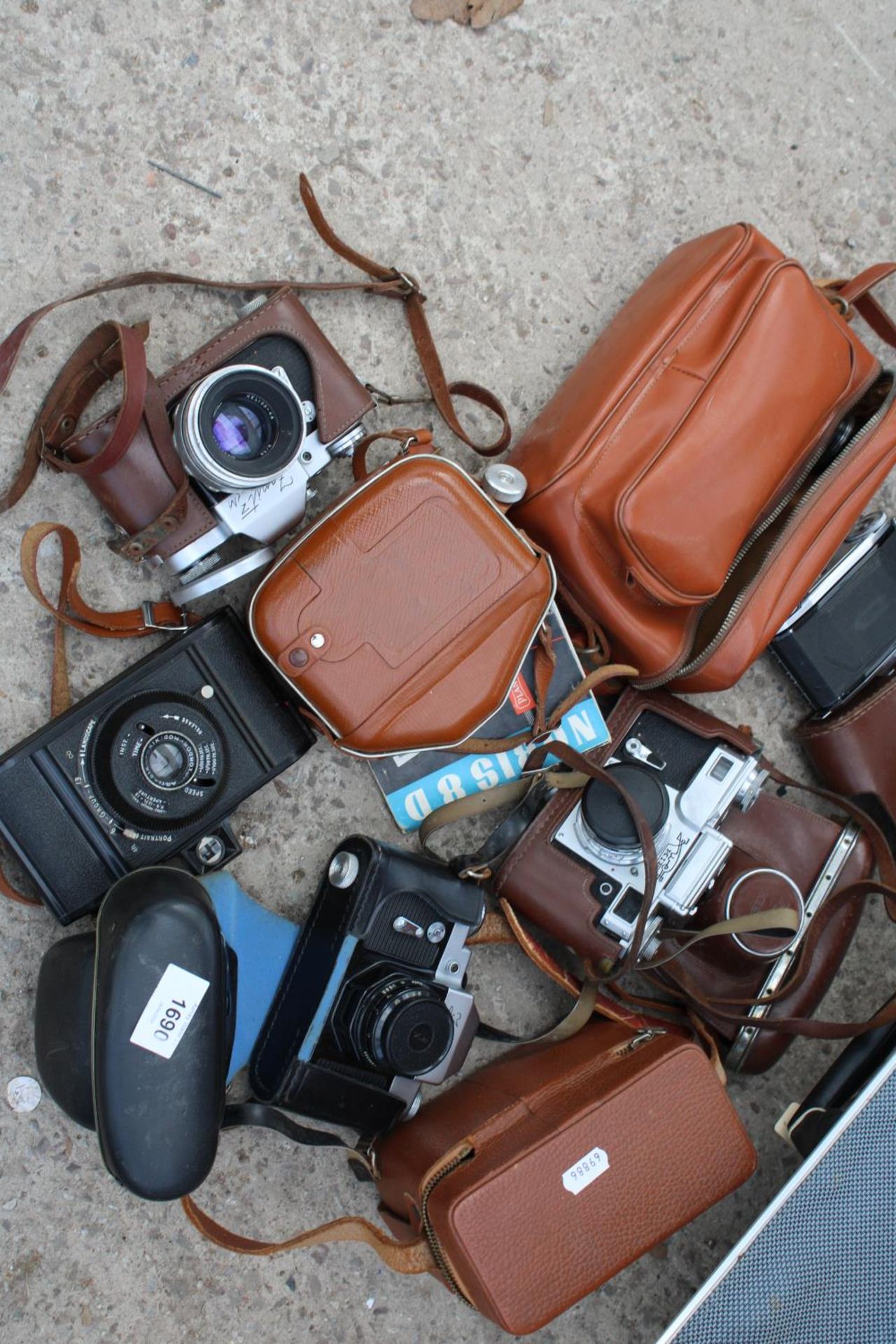 A HARD SHELL CARRY CASE AND AN ASSORTMENT OF CAMERAS - Image 2 of 3