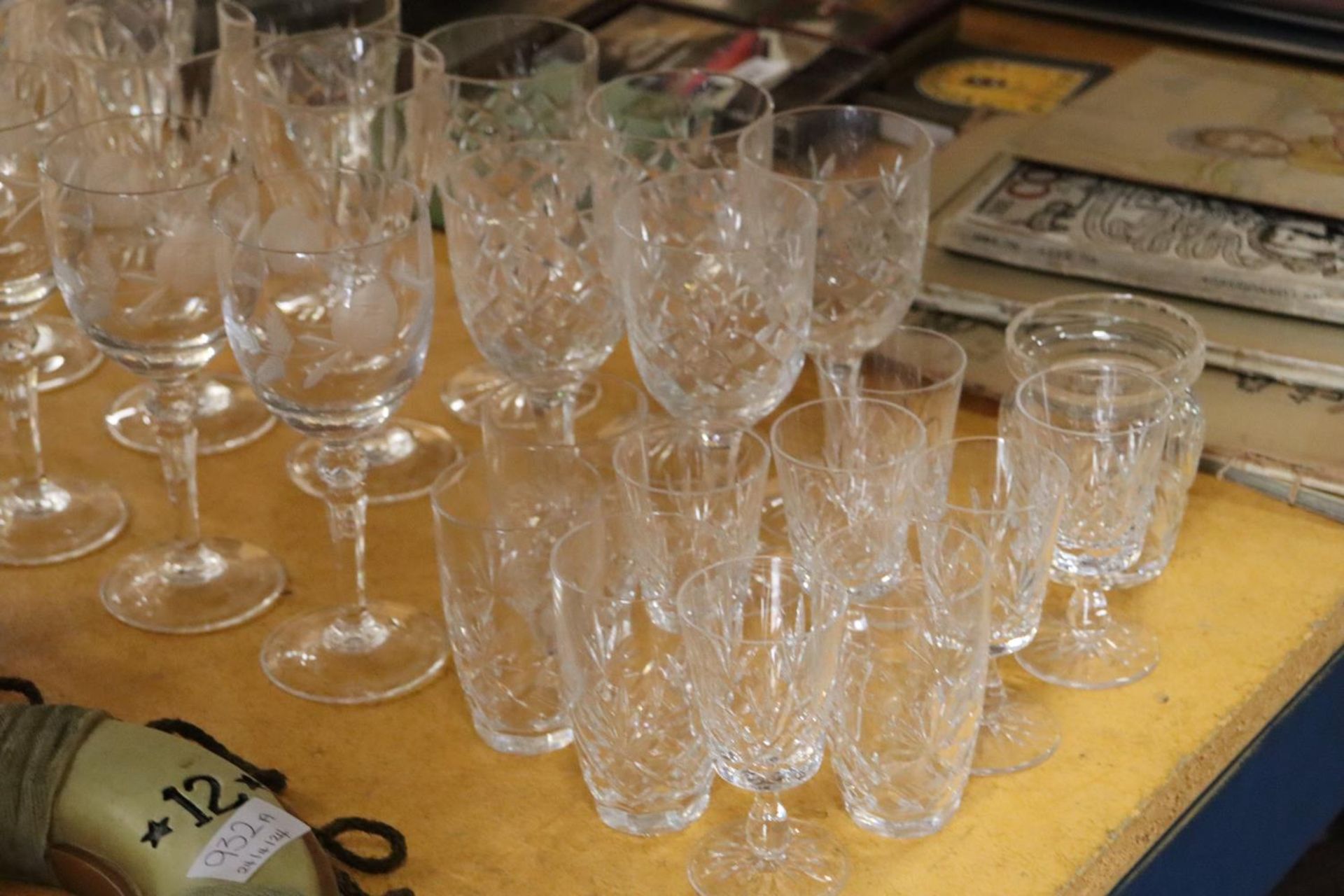 A COLLECTION OF GLASSES TO INCLUDE ETCJED WINE GLASSES, SHERRY, ETC - Image 2 of 4