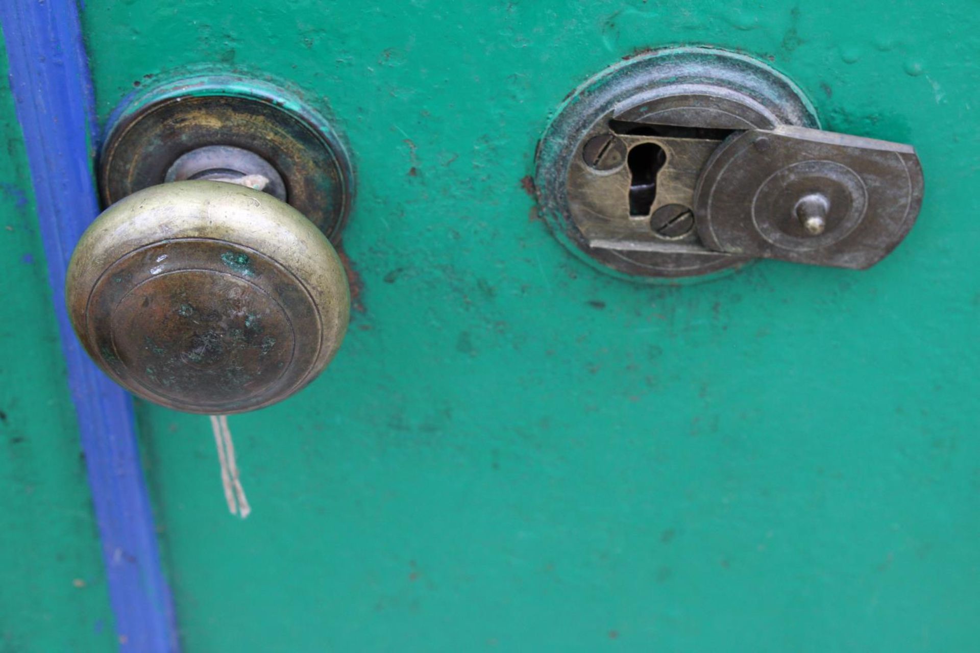 A VINTAGE HEAVY CAST IRON SAFE WITH KEY IN THE OFFICE - Image 7 of 7