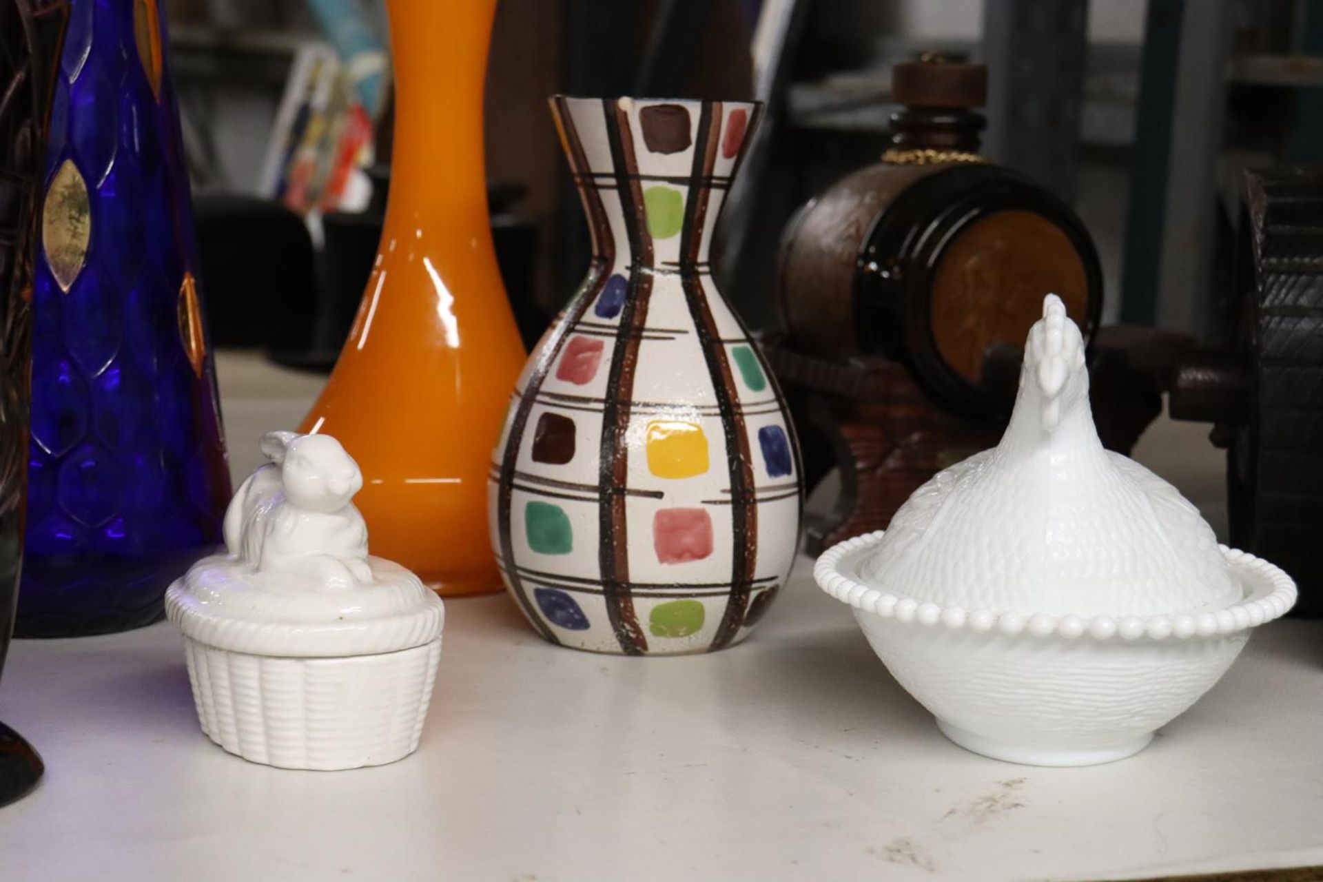 A LARGE BOHEMIAN STYLE RUBY CUT VASE TOGETHER WITH A MILK GLASS HEN DISH, PLANTER, ETC., - Bild 4 aus 4