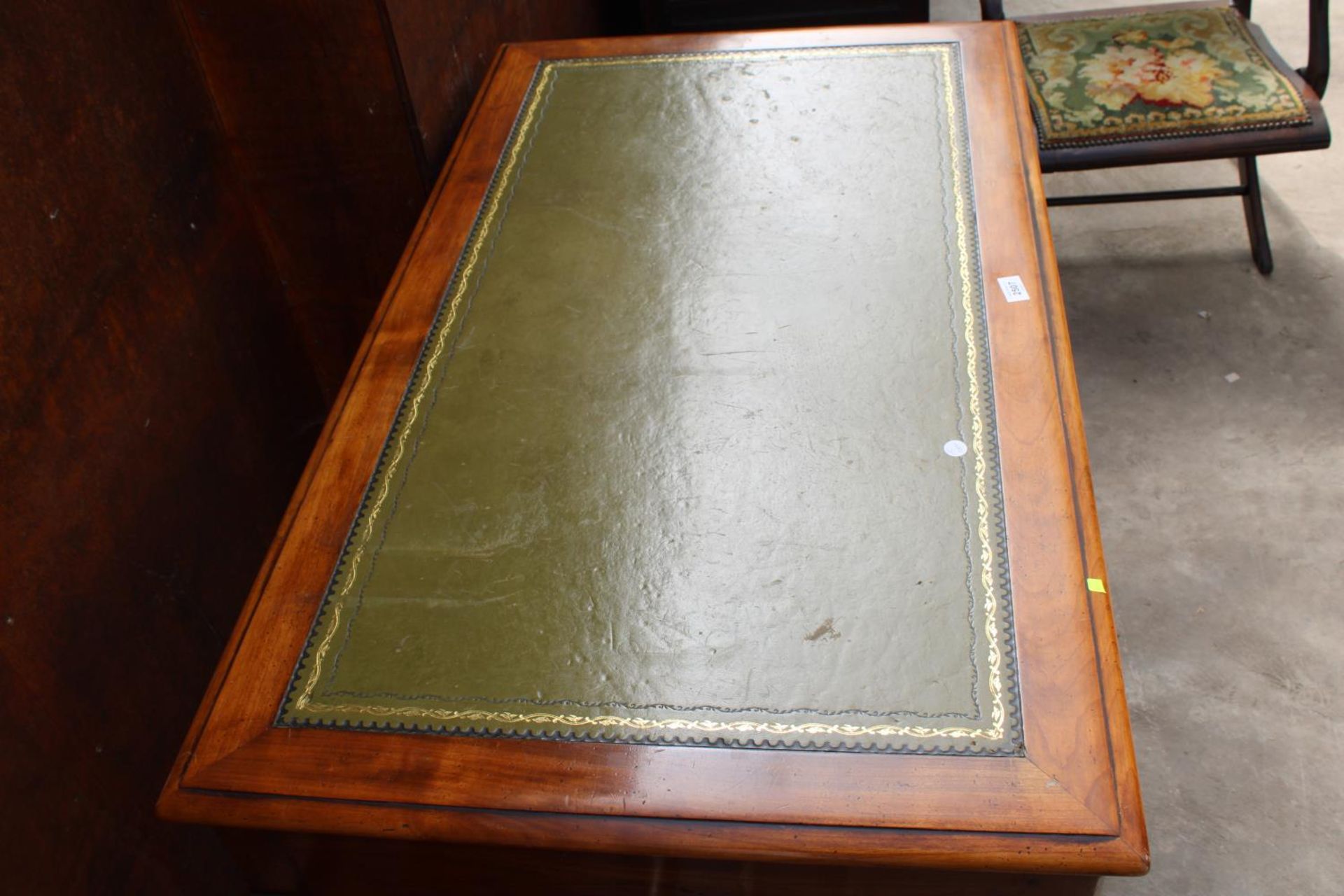 A 19TH CENTURY STYLE SIMPON'S OF NORFOLK 3 DRAWER DESK WITH INSET LEATHER TOP ON TURNED LEGS, 46" - Image 4 of 5