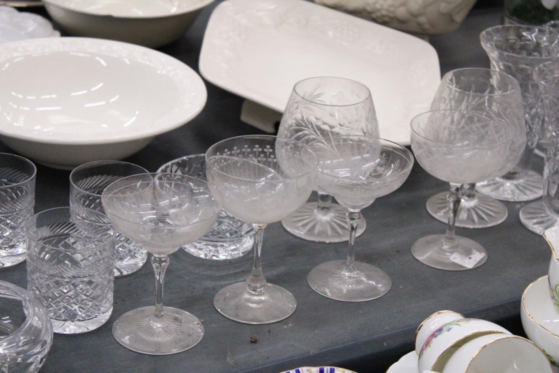A QUANTITY OF GLASSWARE TO INCLUDE JUGS, VASES, BRANDY BALLOONS, TUMBLERS, ETC - Image 3 of 5