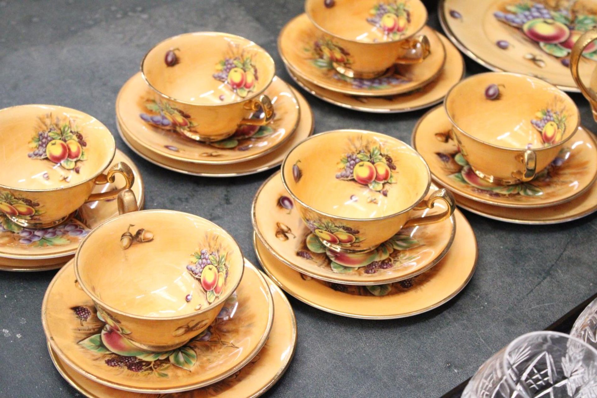 A QUANTITY OF "BARONESS" WARE TO INCLUDE A JUG, SUGAR BOWL, CUPS, SAUCERS AND PLATES - Bild 5 aus 5