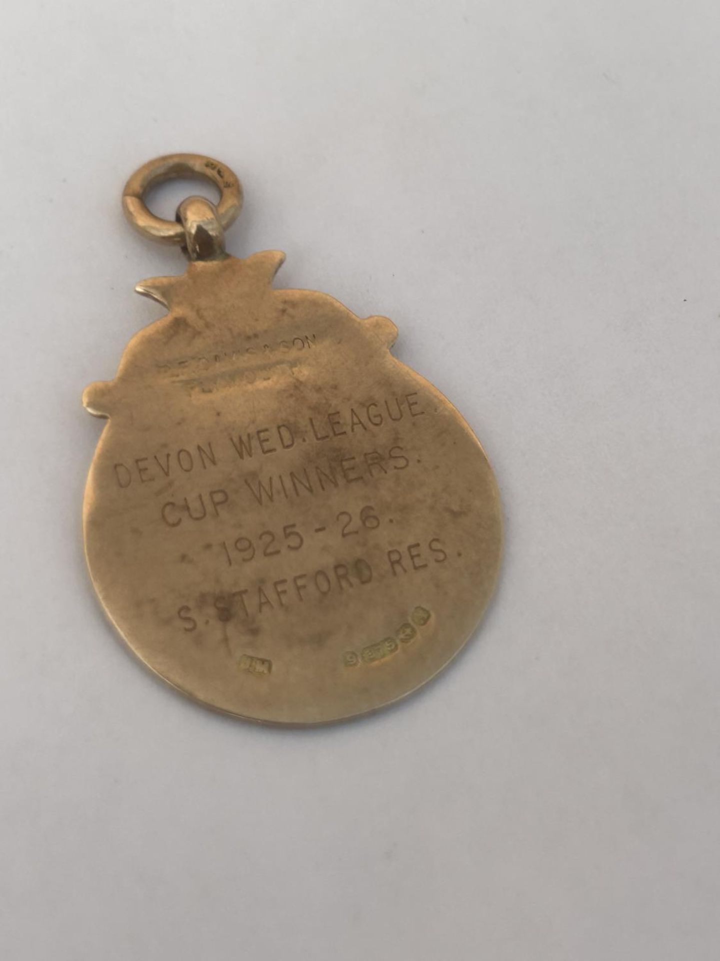 A HALLMARKED 9CT GOLD BIRMINGHAM SPORTING FOB INSCRIBED "DEVON WED LEAGUE CUP WINNERS 1925-26 S. - Bild 4 aus 4