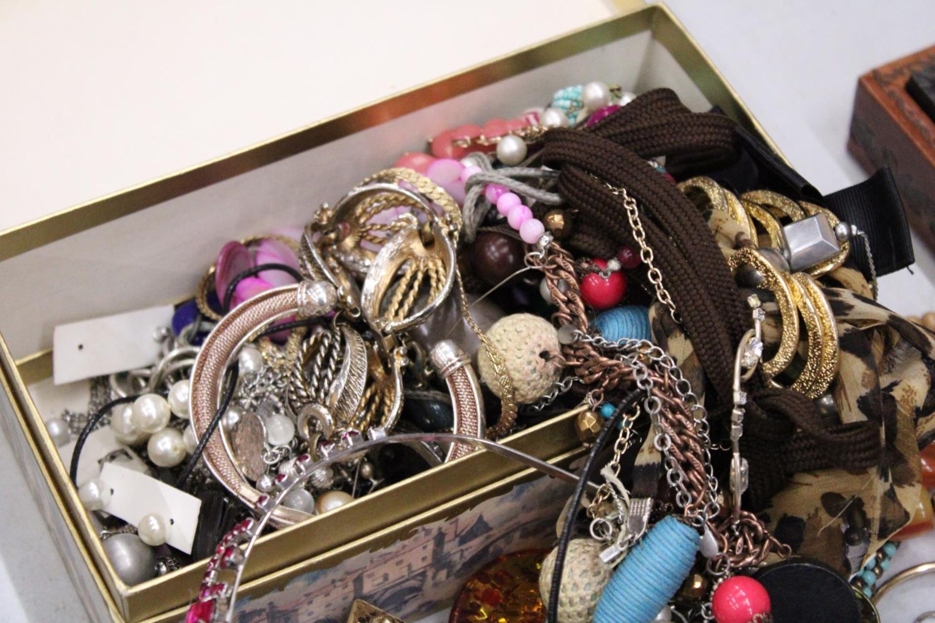 A QUANTITY OF COSTUME JEWELLERY TO INCLUDE NECKLACES, EARRINGS, BANGLES, ETC, IN A DOMED BOX - Image 3 of 5
