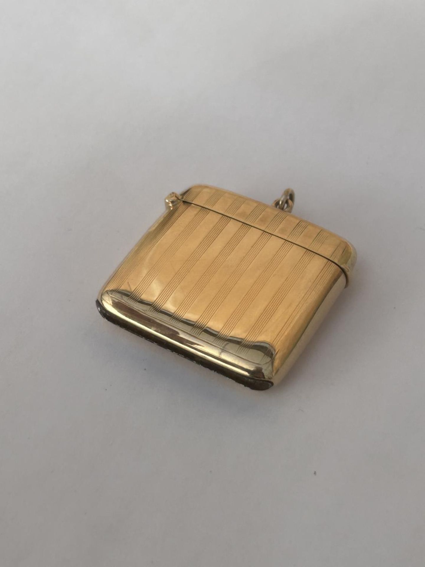 A 9CT GOLD FULLY HALLMARKED ENGINE TURNED VESTA CASE WITH FLIP TOP COVER & SUSPENSION LOOP WEIGHT - Image 2 of 5