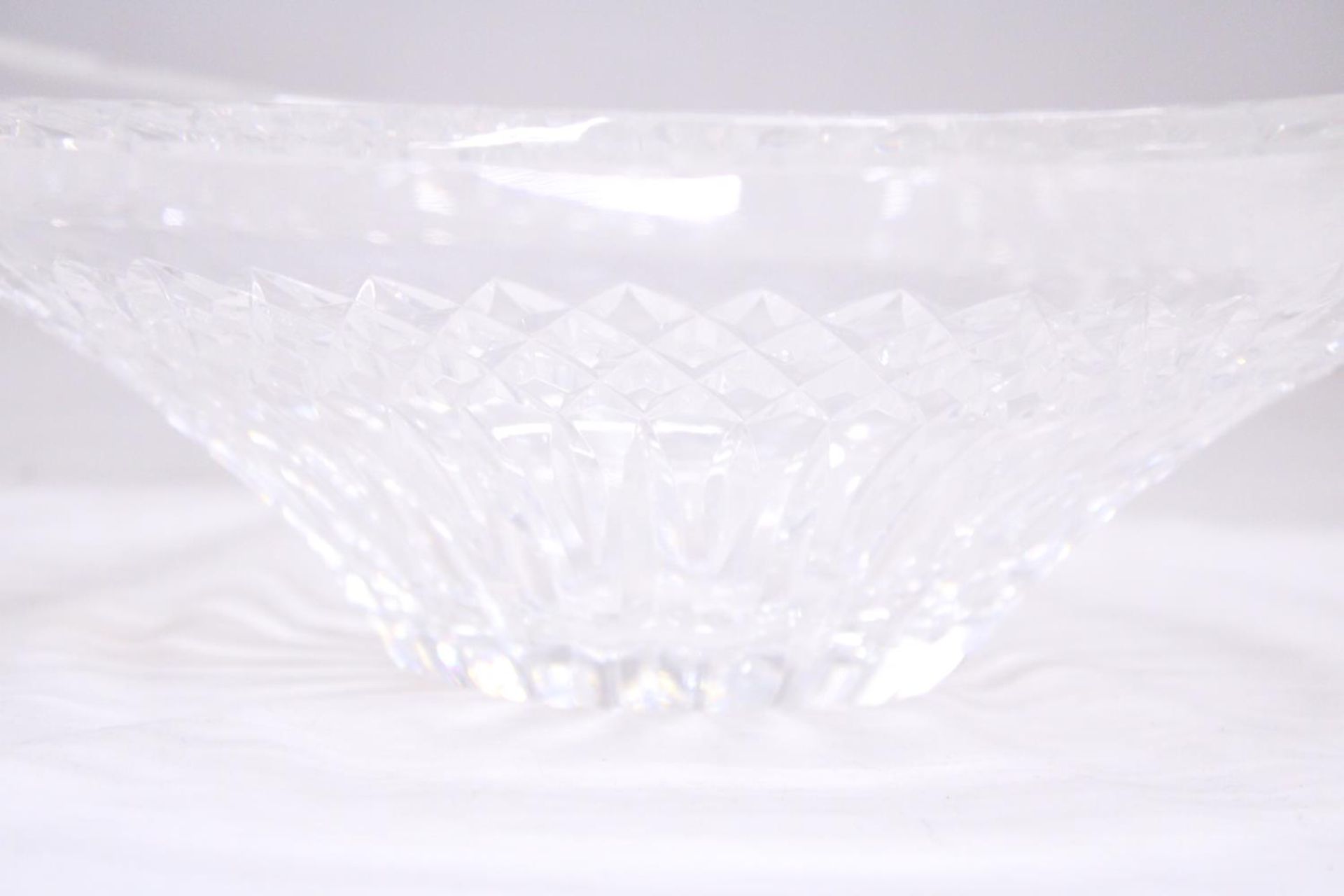 A VINTAGE WATERFORD CRYSTAL FRUIT BOWL, WITH ORIGINAL STICKER, DIAMETER 30CM - A COUPLE OF TINY - Bild 3 aus 4