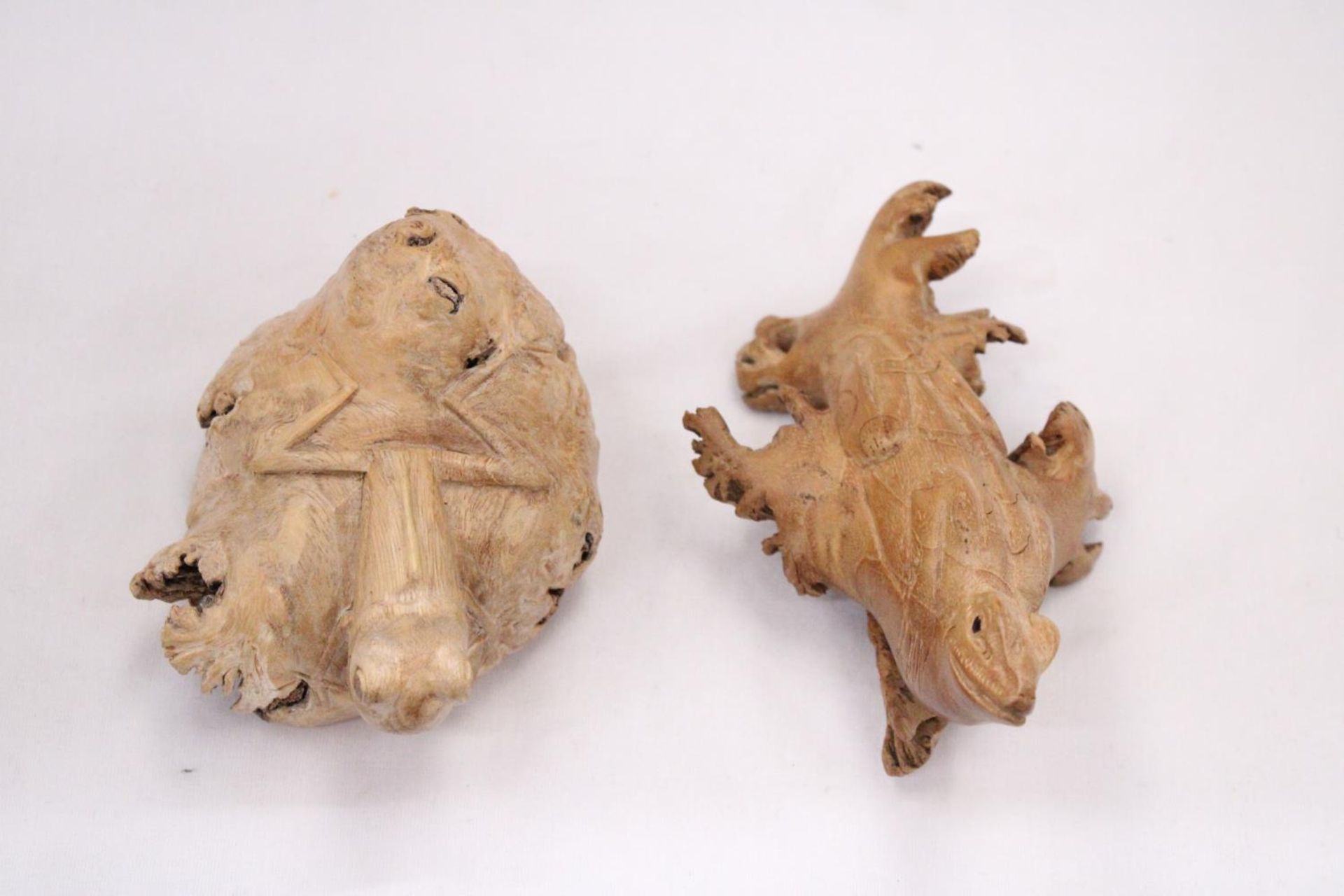 A VINTAGE CARVED DRIFTWOOD WOOD FROG AND LIZARD - Image 7 of 7