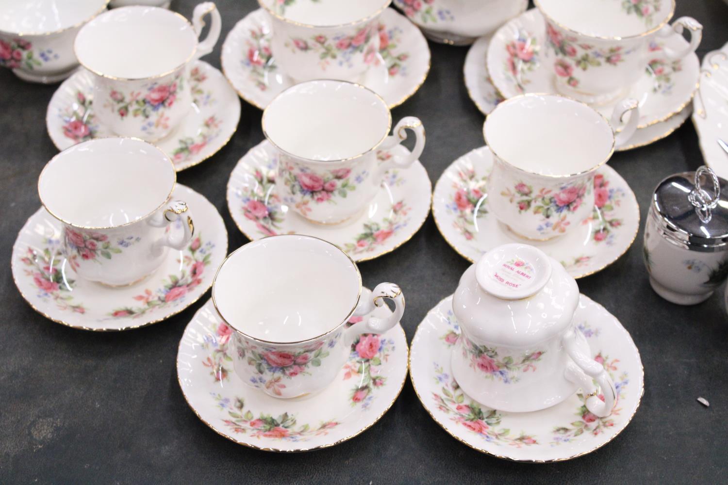 A ROYAL DOULTON 'MOSS ROSE' TEASET TO INCLUDE A TEAPOT AND COFFEE POT, PLATES, CREAM JUGS, A CAKE - Bild 2 aus 7