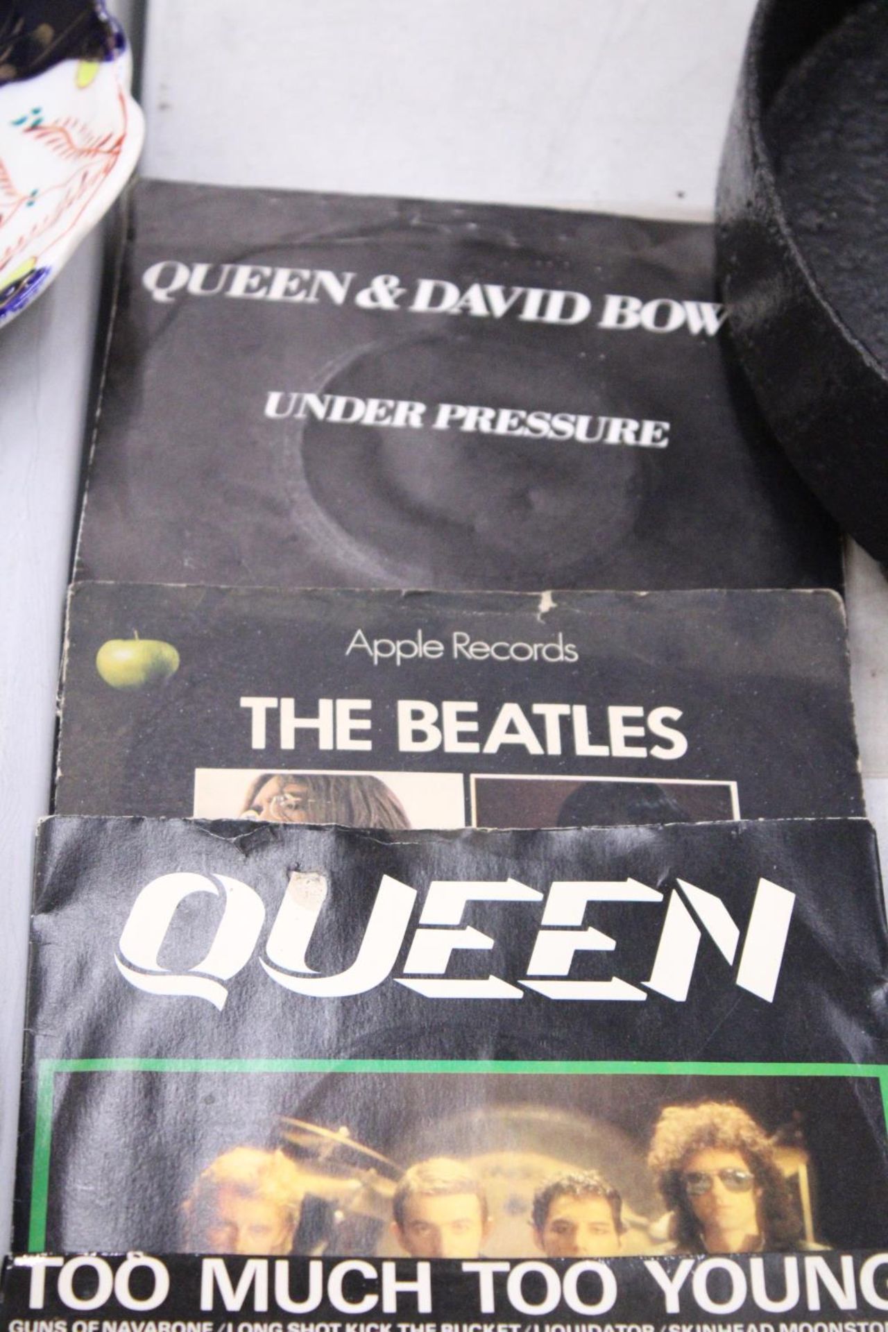 FIVE VINYL RECORDS TO INCLUDE QUEEN, THE BEATLES AND THE SPECIALS, ETC - Image 2 of 5
