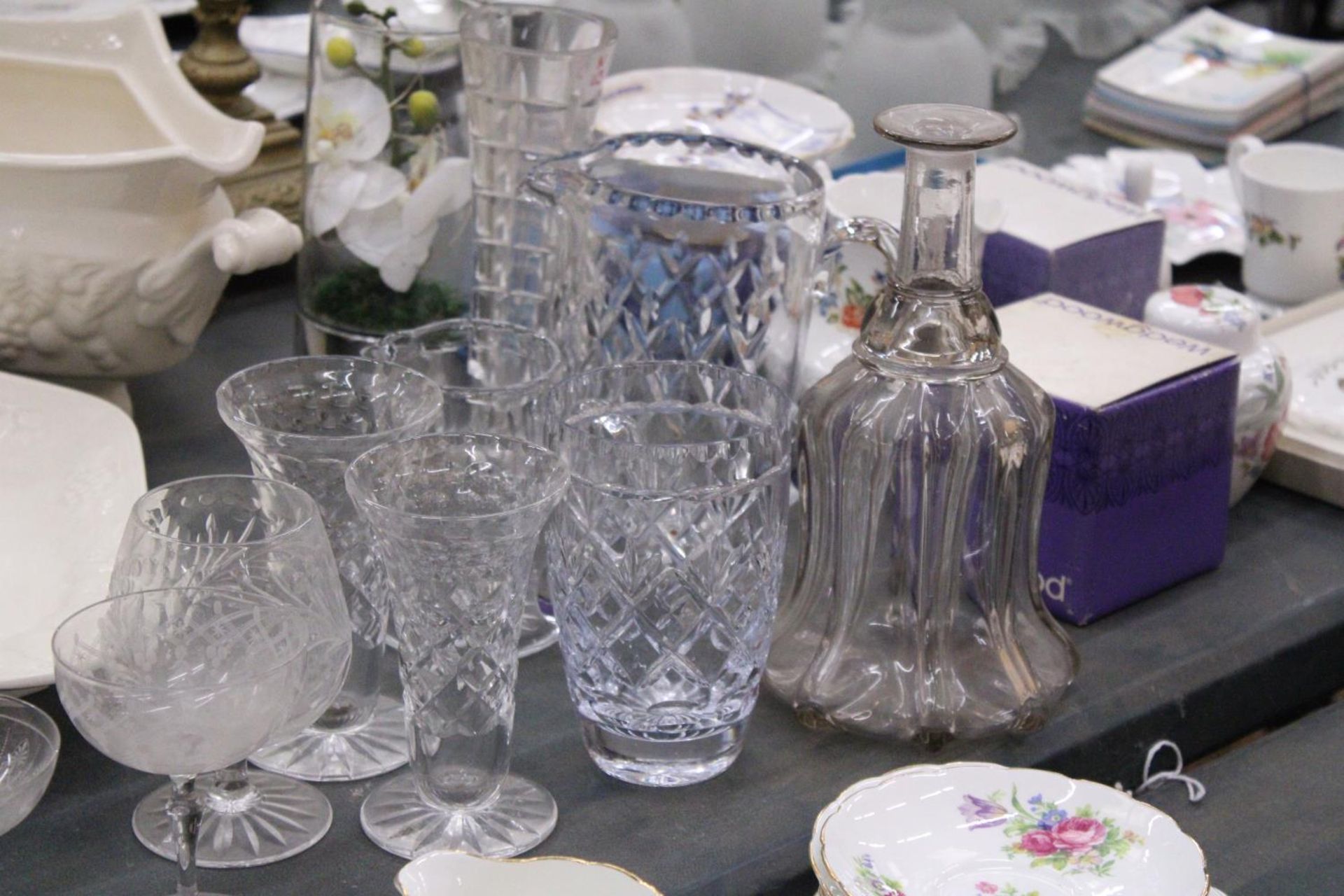 A QUANTITY OF GLASSWARE TO INCLUDE JUGS, VASES, BRANDY BALLOONS, TUMBLERS, ETC - Image 4 of 5