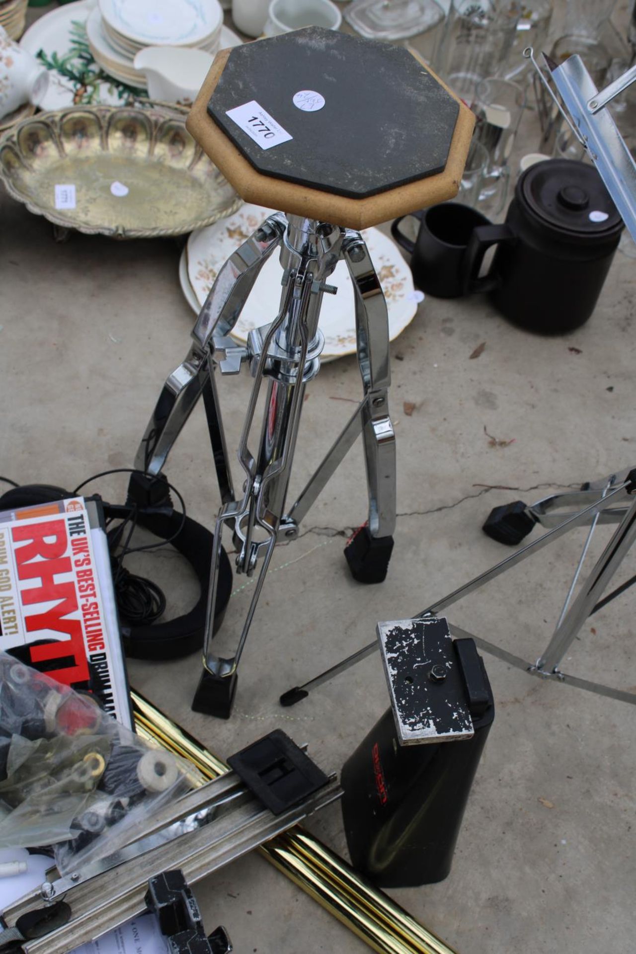 AN ASSORTMENT OF MUSIC ITEMS TO INCLUDE MUSIC STANDS, A SEAT AND SHEET MUSIC ETC - Image 4 of 5