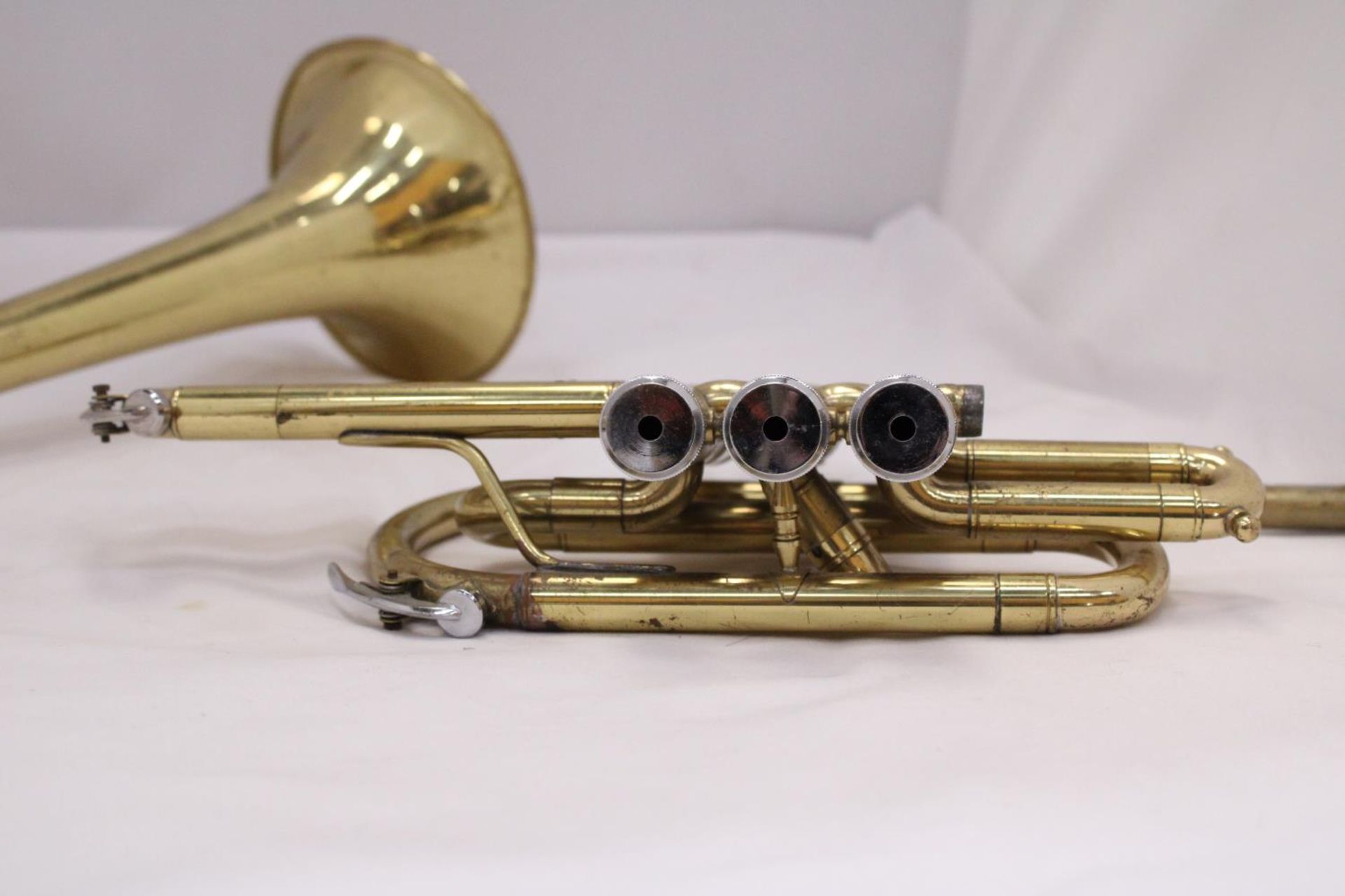 A VINTAGE BRASS TRUMPET - FOR RESTORATION - Image 5 of 6