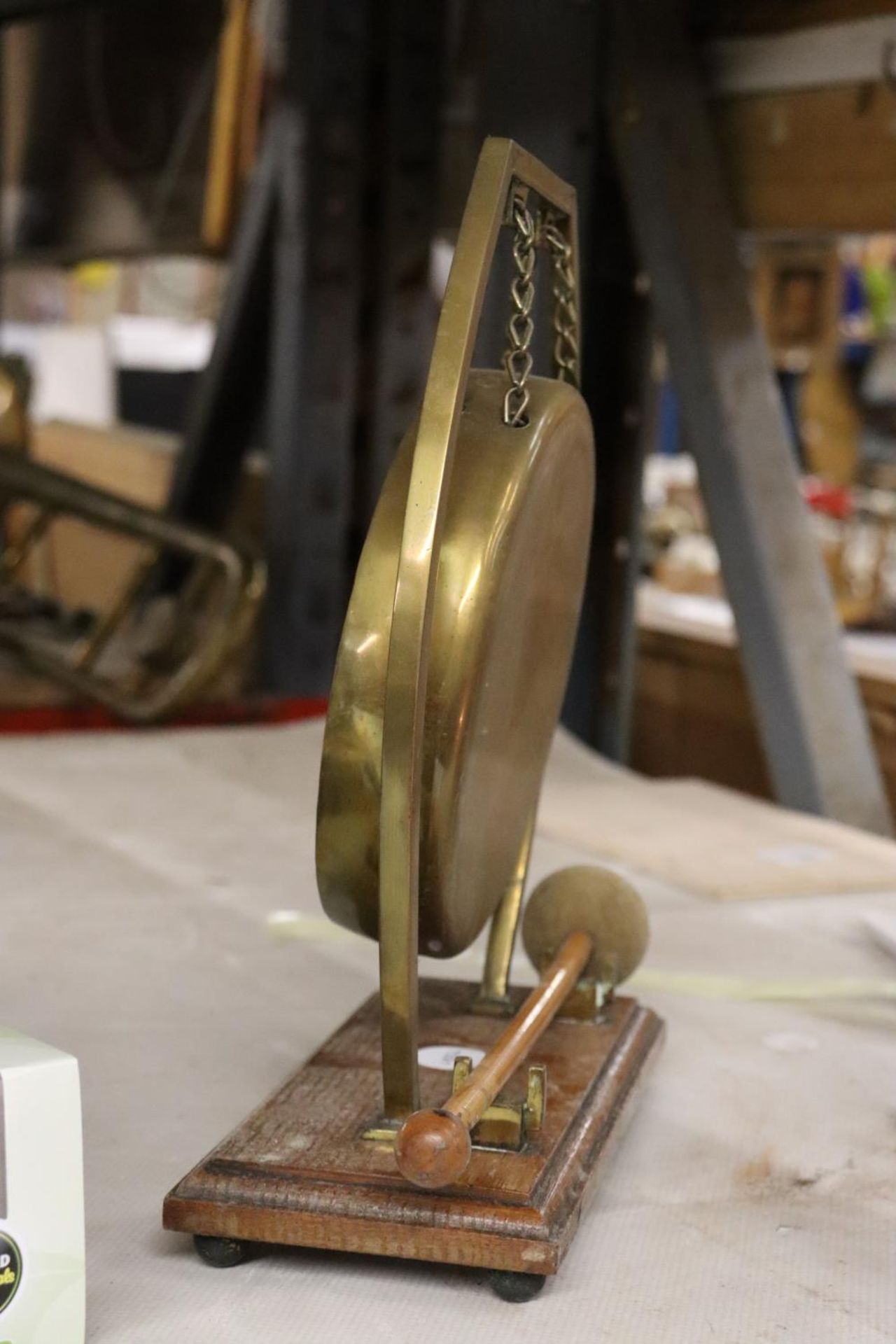 A BRASS TABLE TOP GONG WITH HAMMER - APPROXIMATELY 26CM HIGH - Image 3 of 5