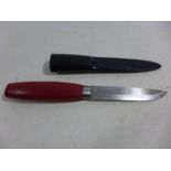 A MORA OF SWEDEN KNIFE AND SCABBARD, 9.5CM BLADE, LENGTH 21CM